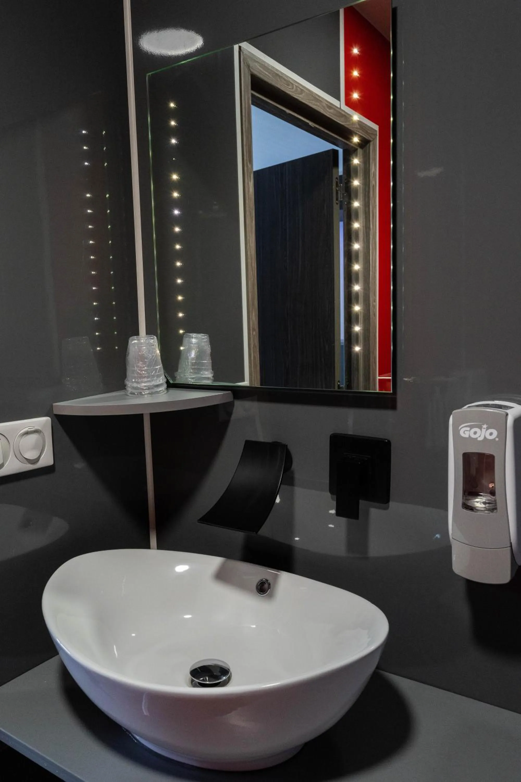 Bathroom in Hôtel La Rocade