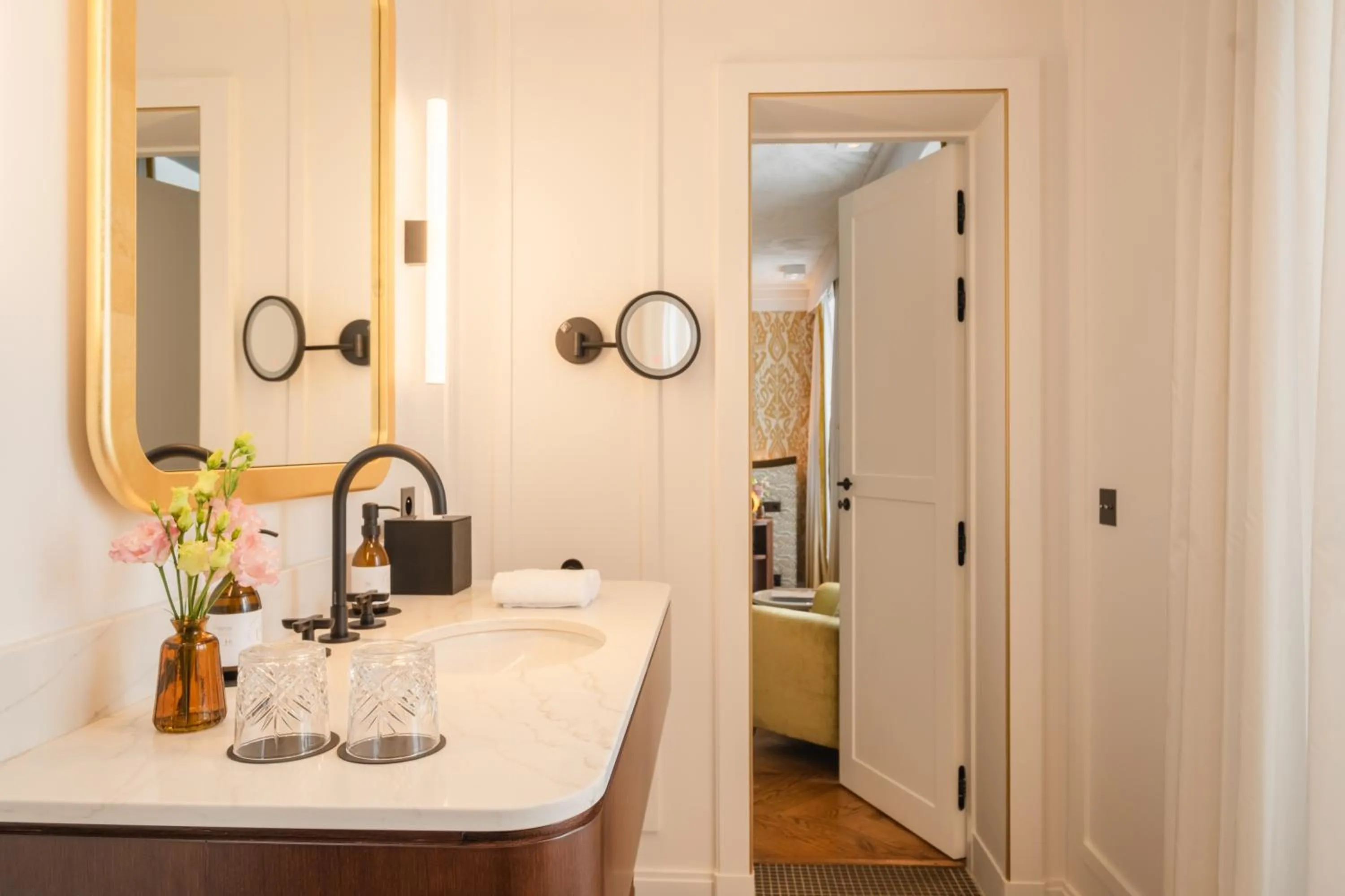 Bathroom in Hôtel Les Lumières - Relais & Châteaux