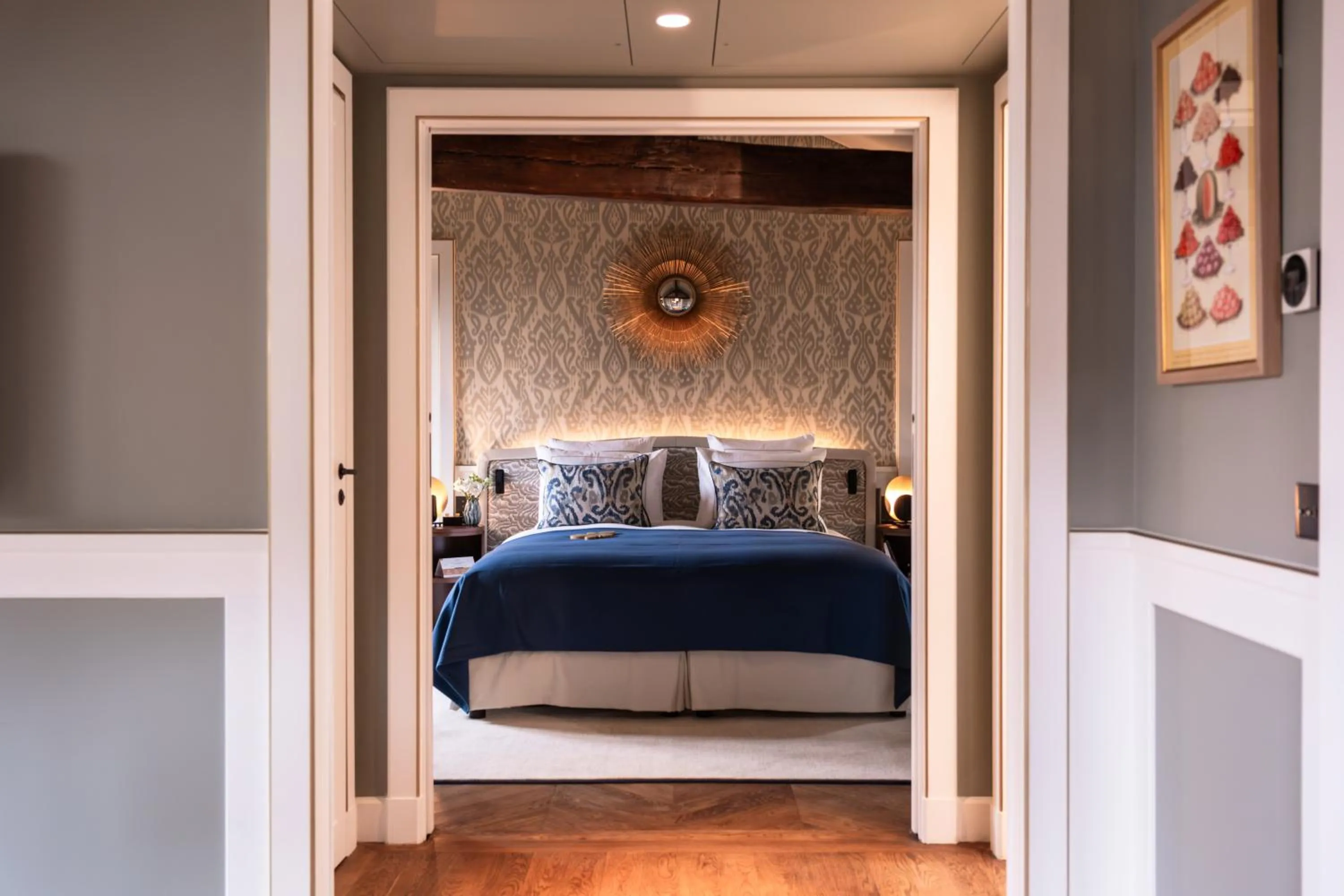 Bathroom, Bed in Hôtel Les Lumières - Relais & Châteaux