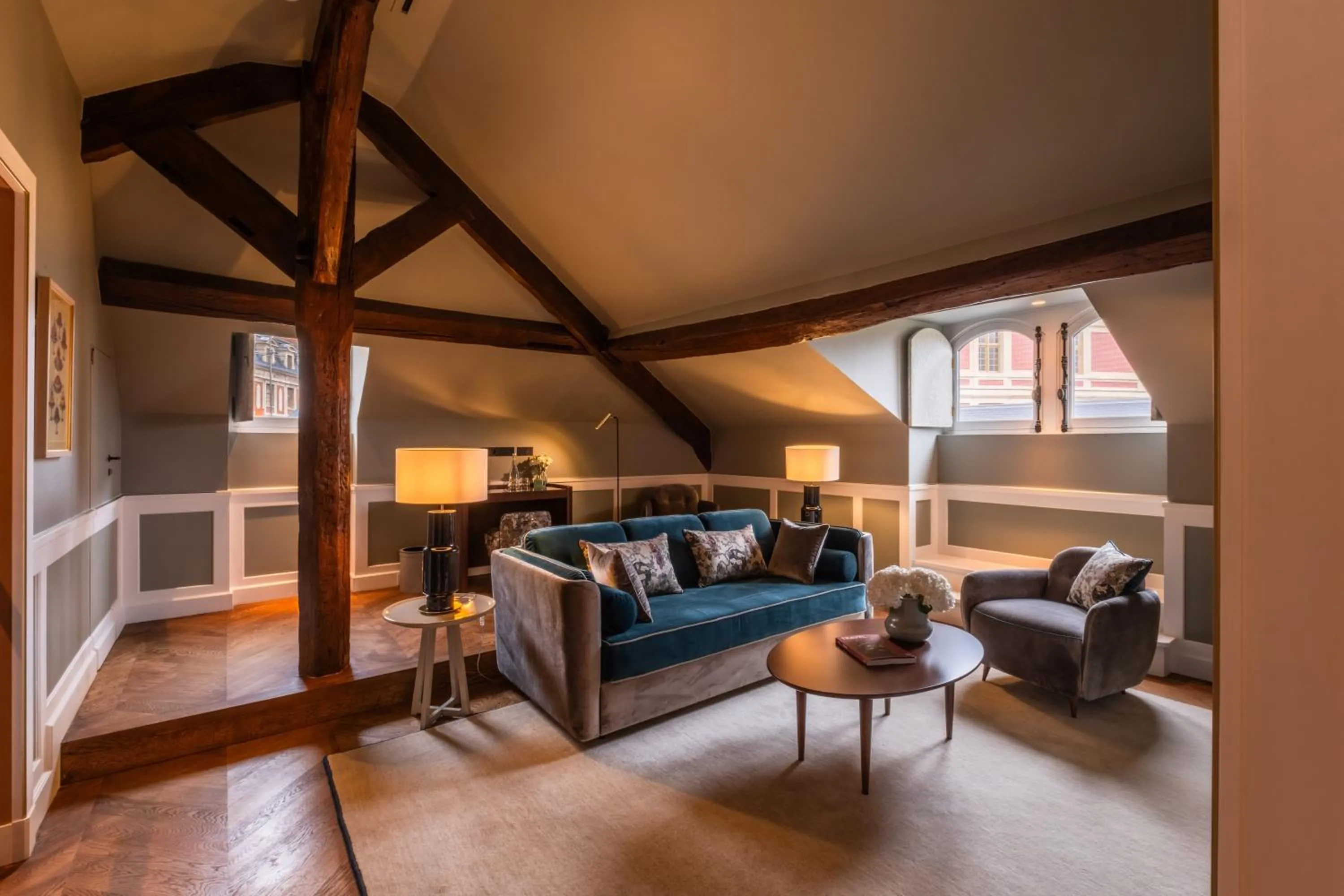 Living room, Bed in Hôtel Les Lumières - Relais & Châteaux