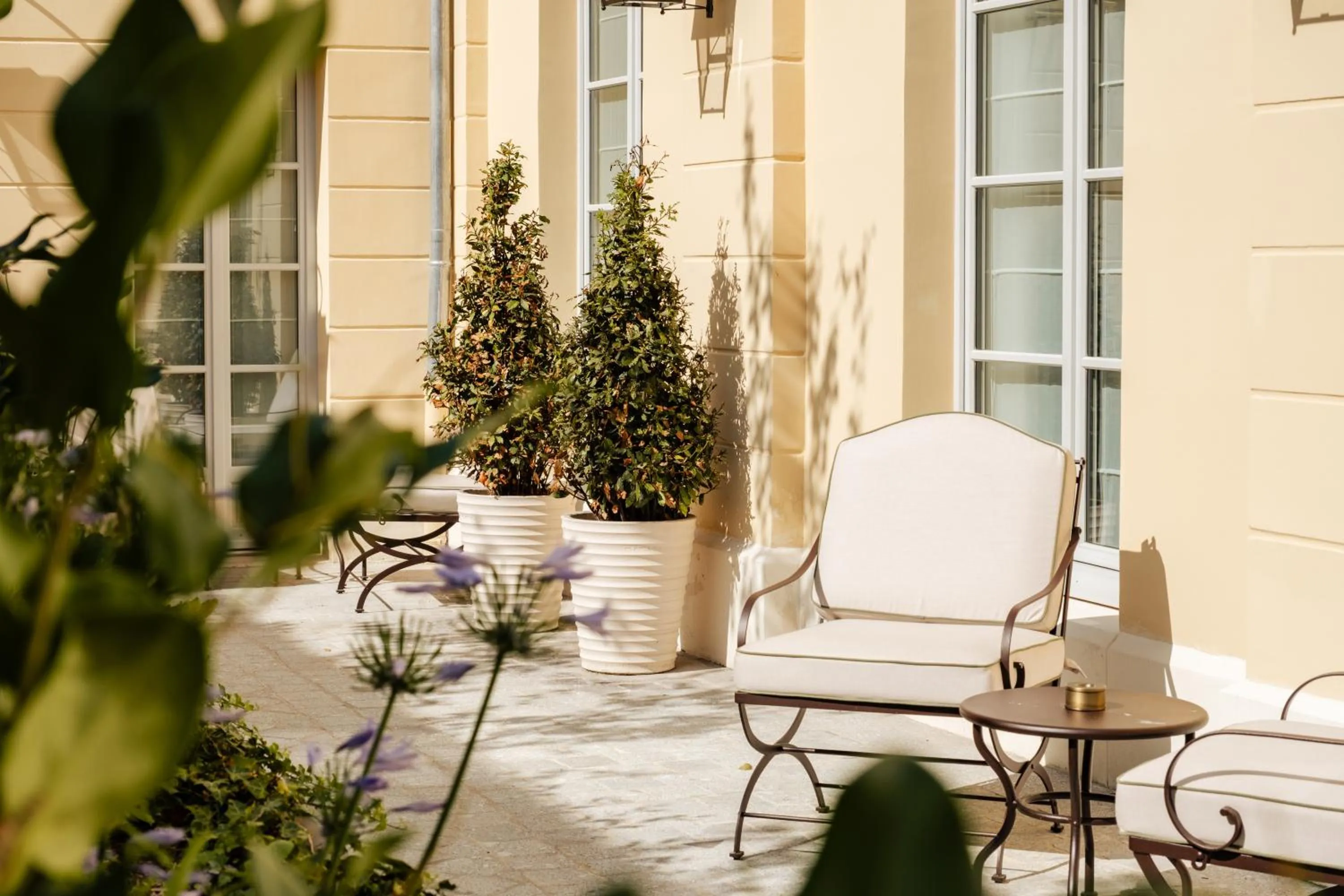 Garden in Hôtel Les Lumières - Relais & Châteaux