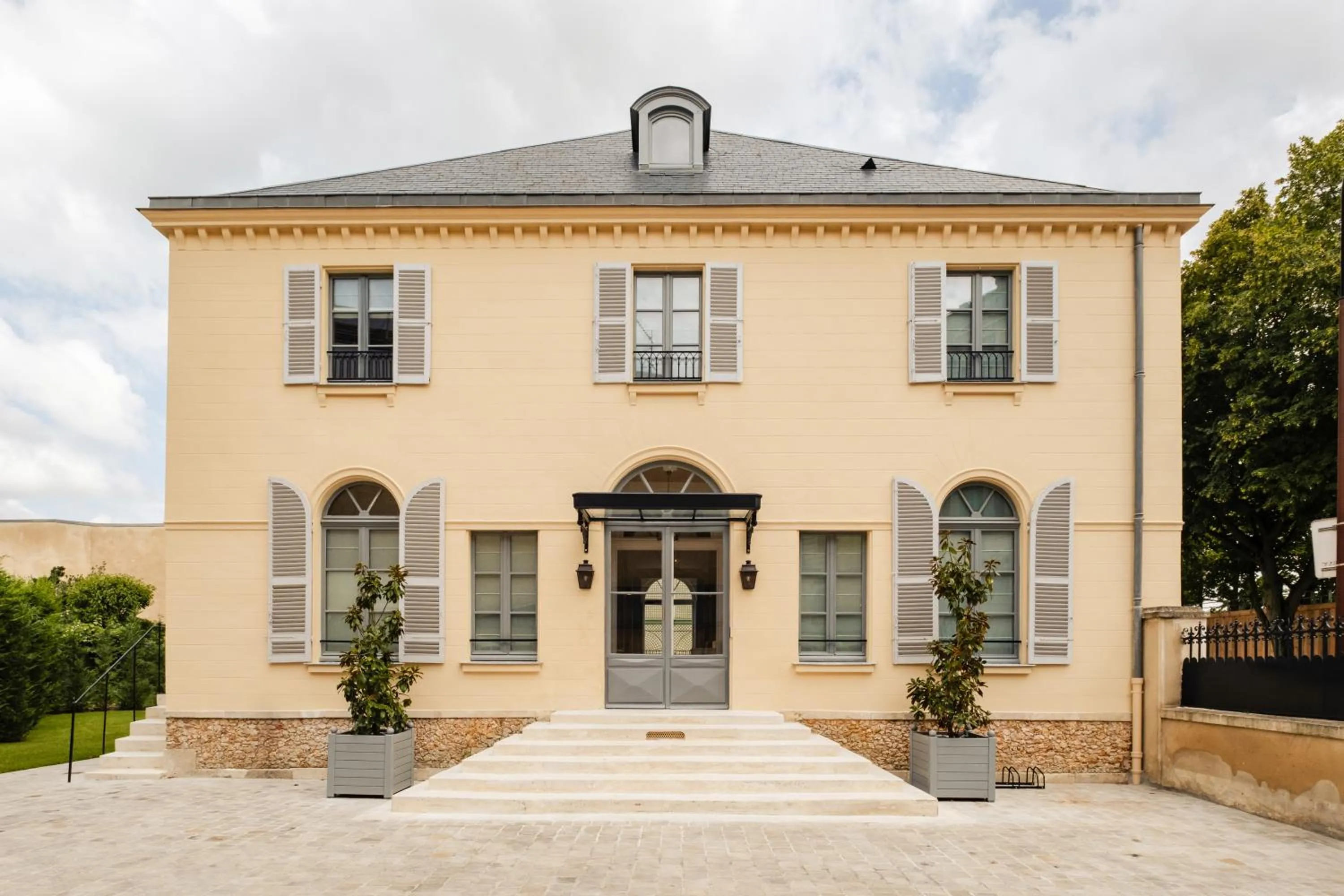 Property building in Hôtel Les Lumières - Relais & Châteaux