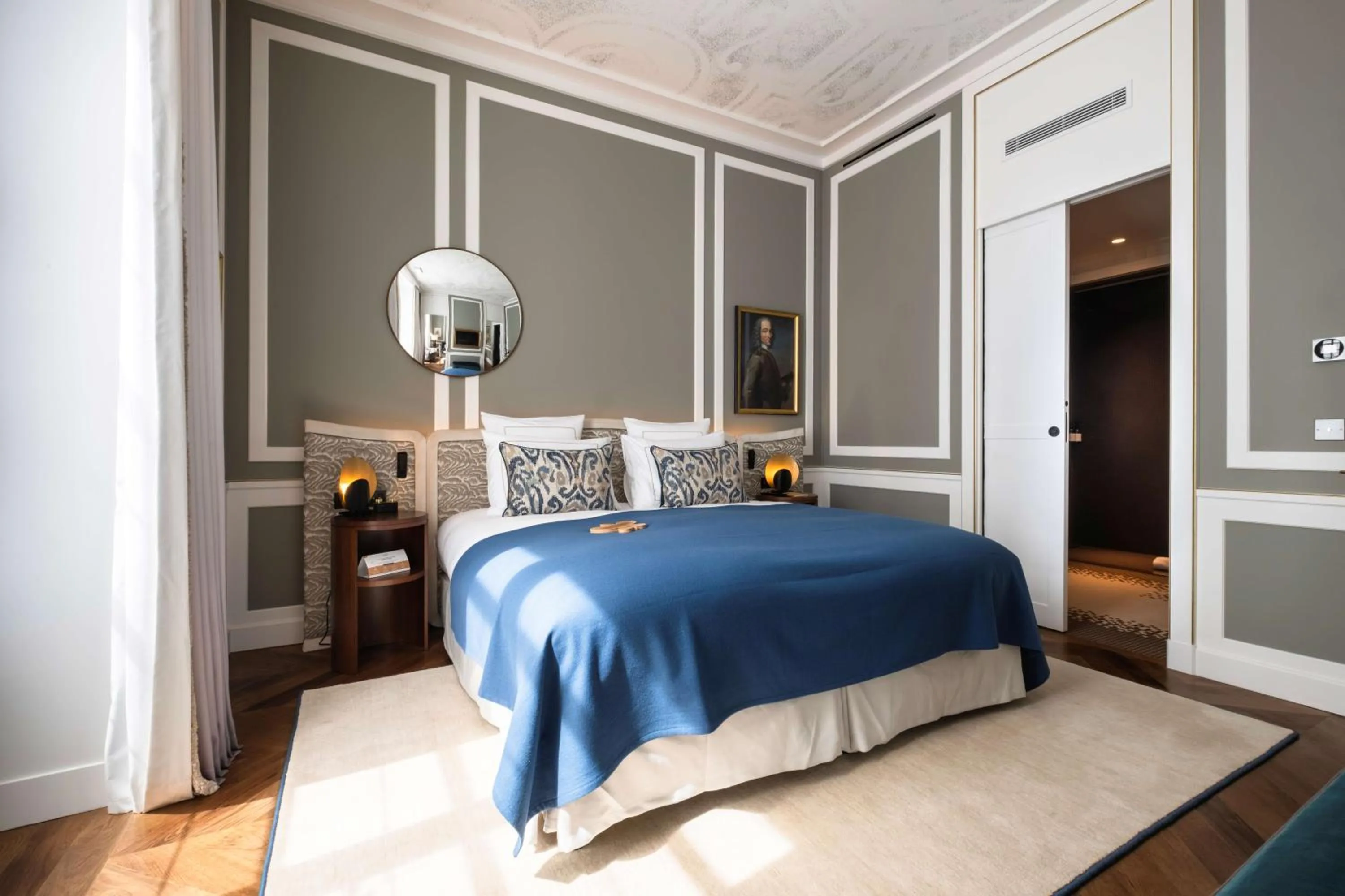 Bedroom, Bed in Hôtel Les Lumières - Relais & Châteaux