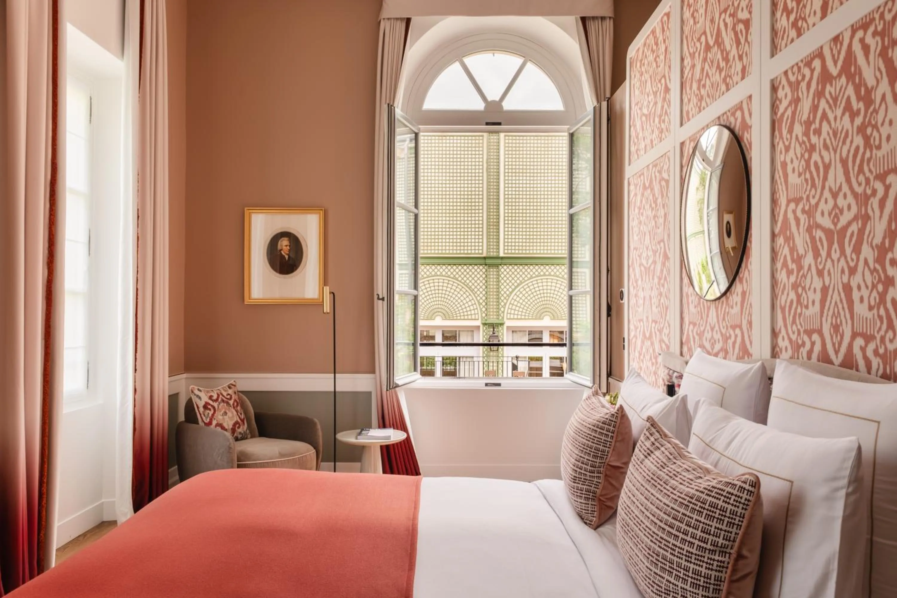 Bedroom, Bed in Hôtel Les Lumières - Relais & Châteaux