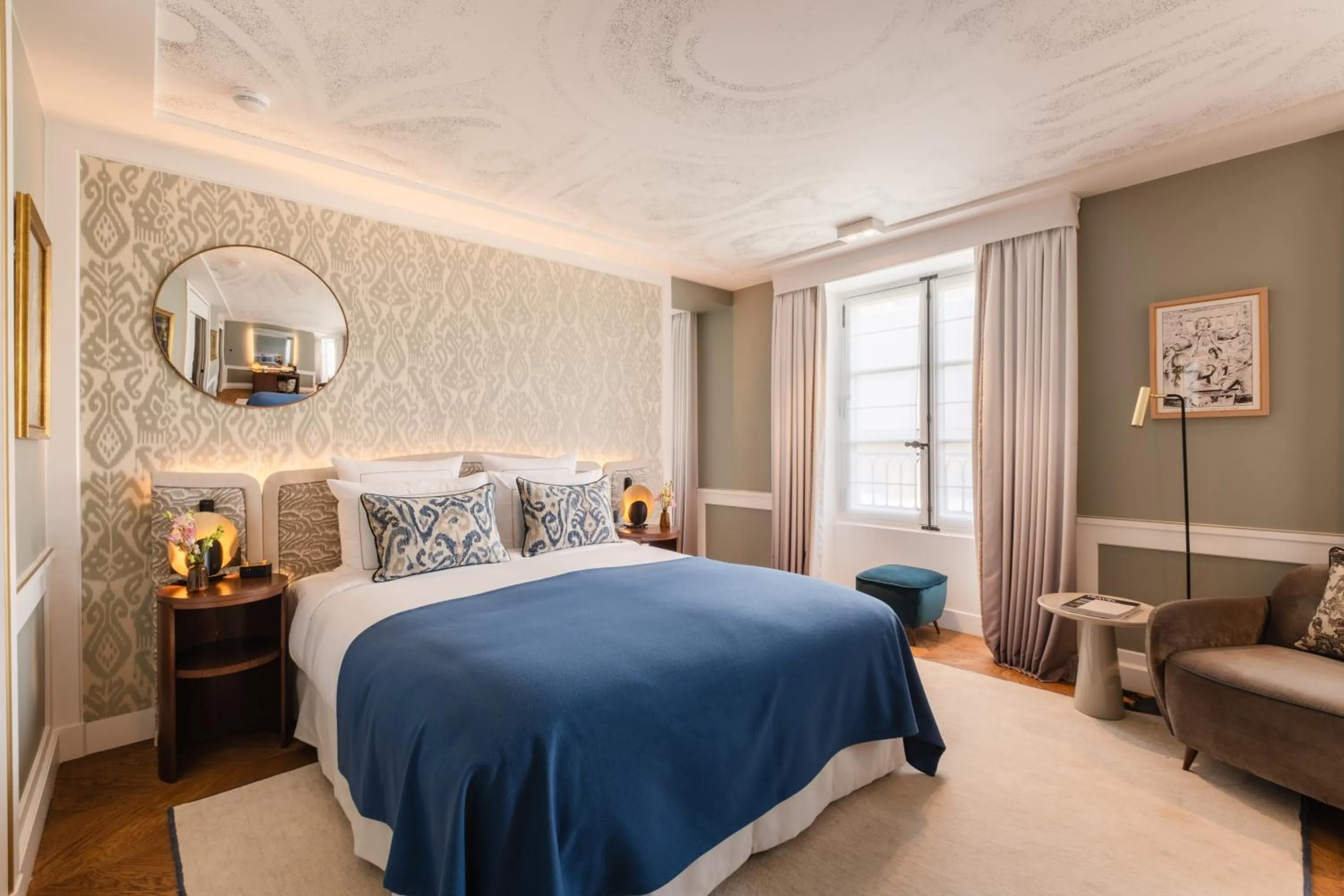 Bedroom, Bed in Hôtel Les Lumières - Relais & Châteaux