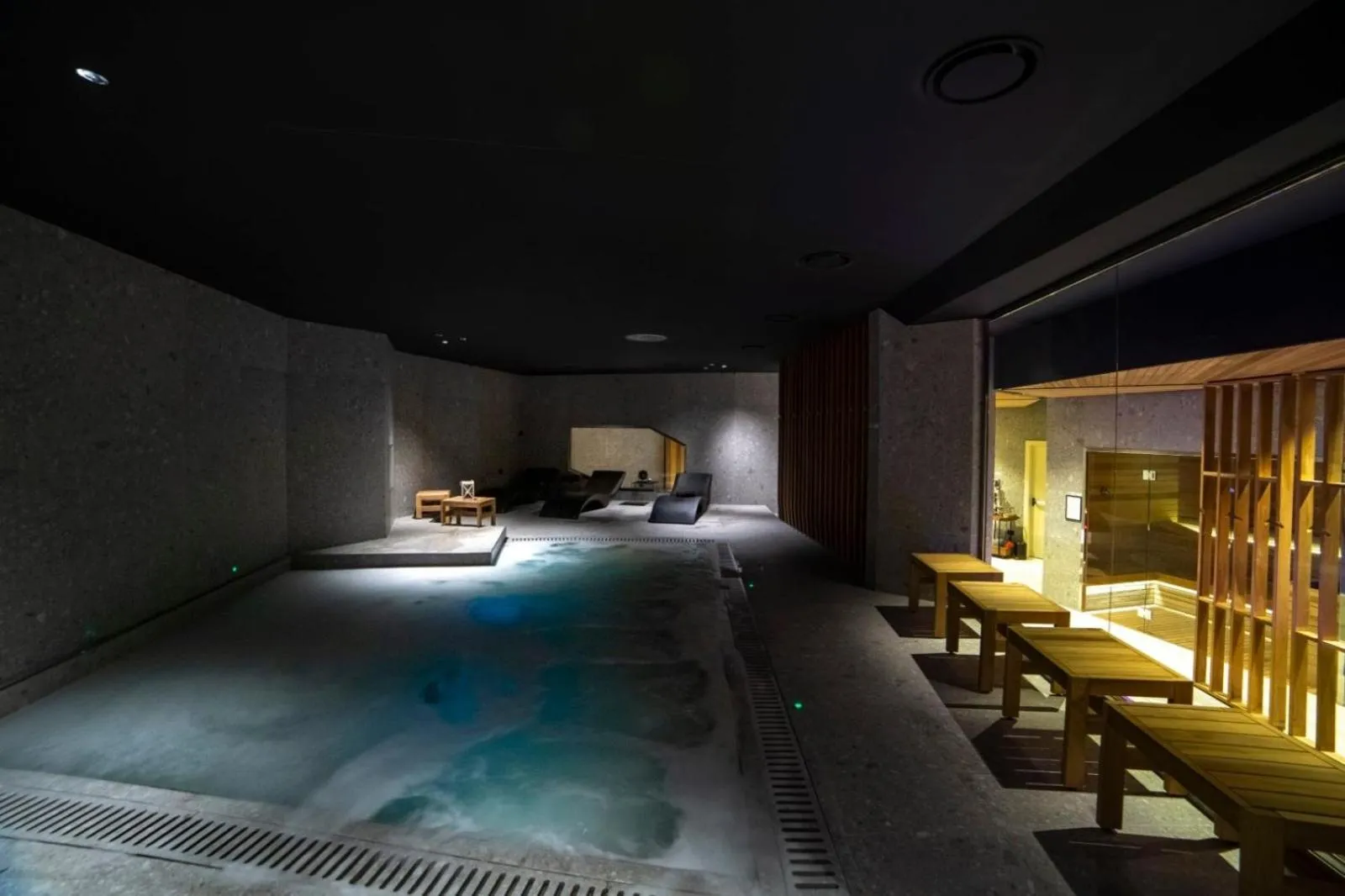 Hot Tub in Grand Hotel Elite