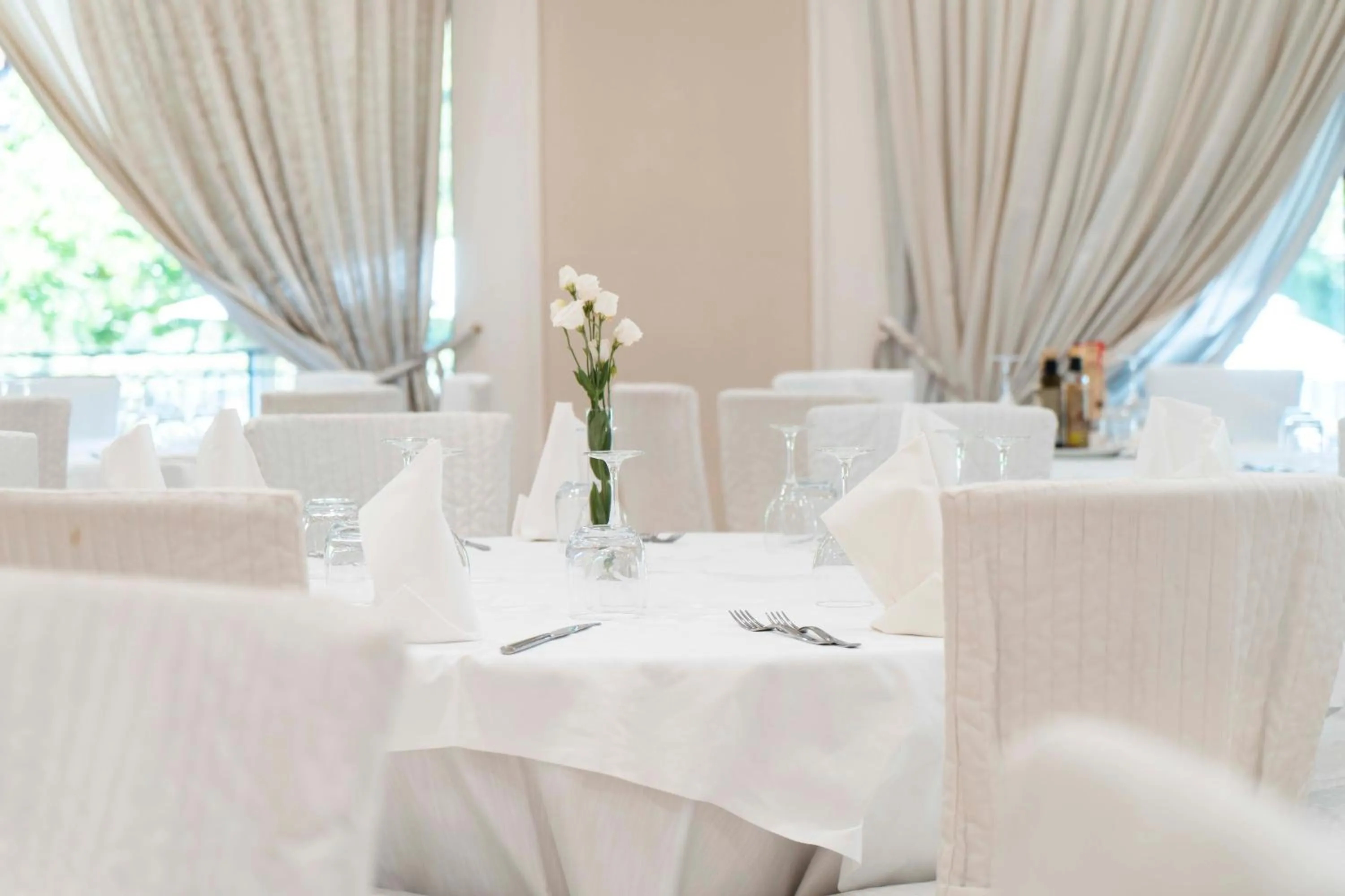 Restaurant/places to eat in Grand Hotel Elite