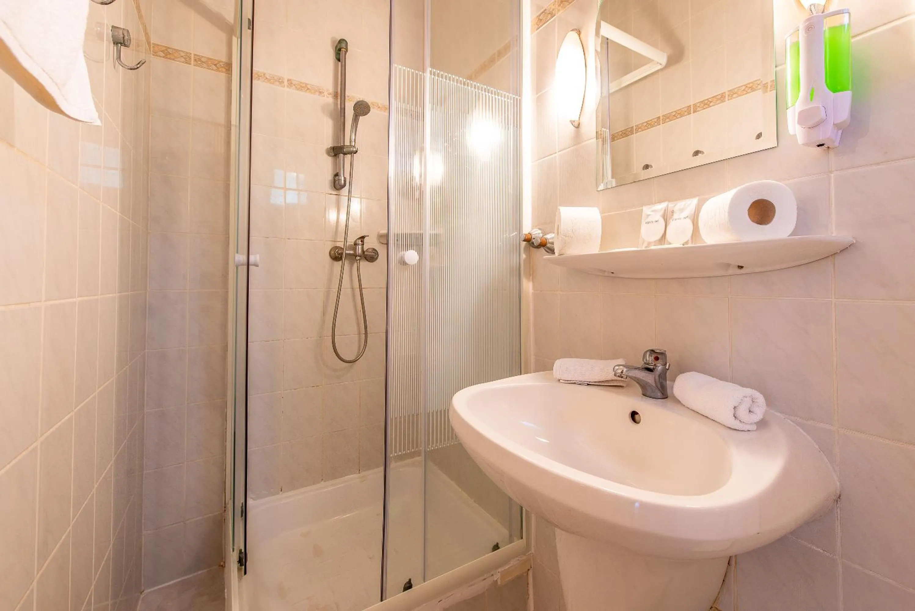 Shower in Korona Panzió Budapest