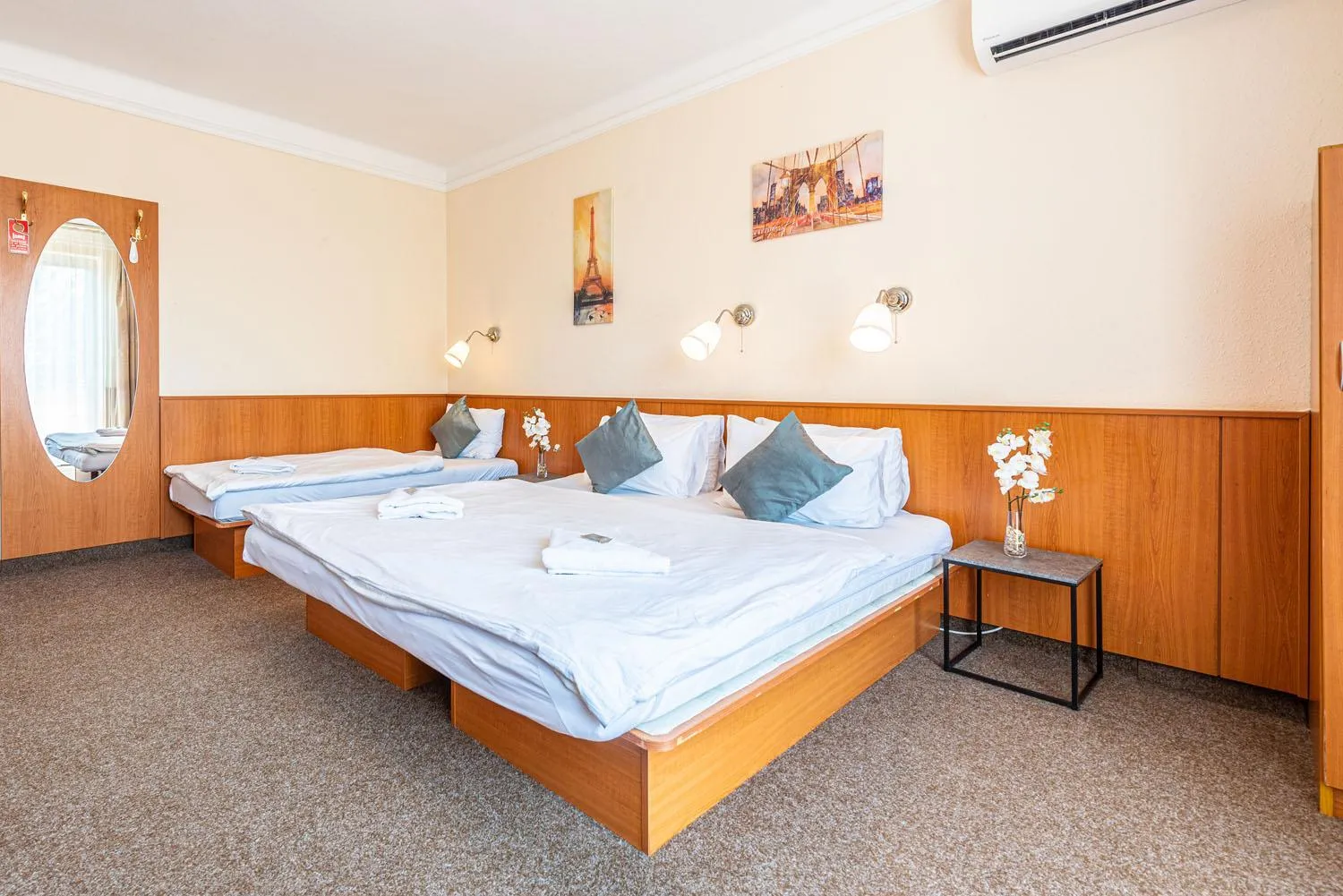 Bed in Korona Panzió Budapest