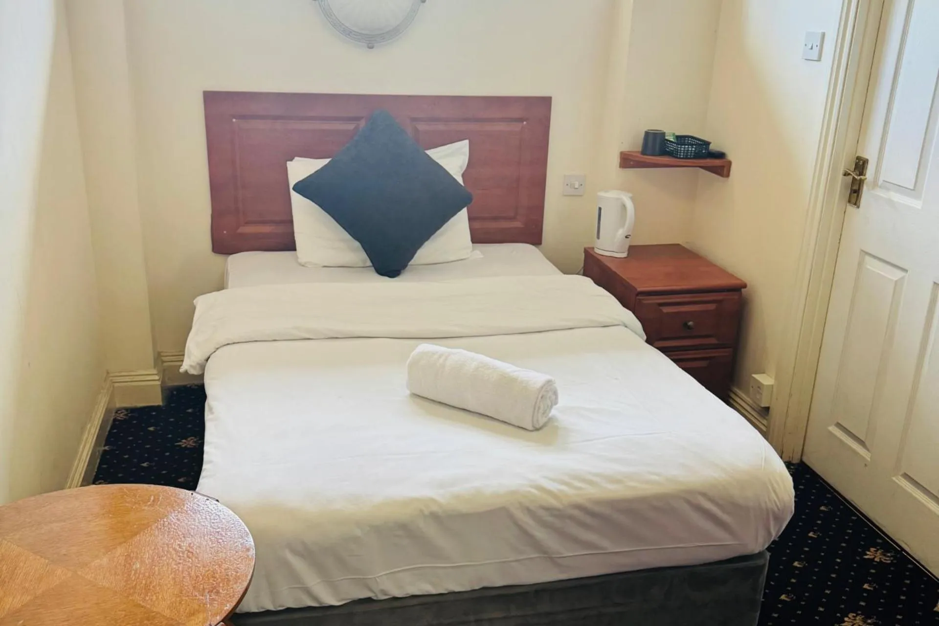 Single Room with Private Bathroom in The Shurland Hotel Gym Spa