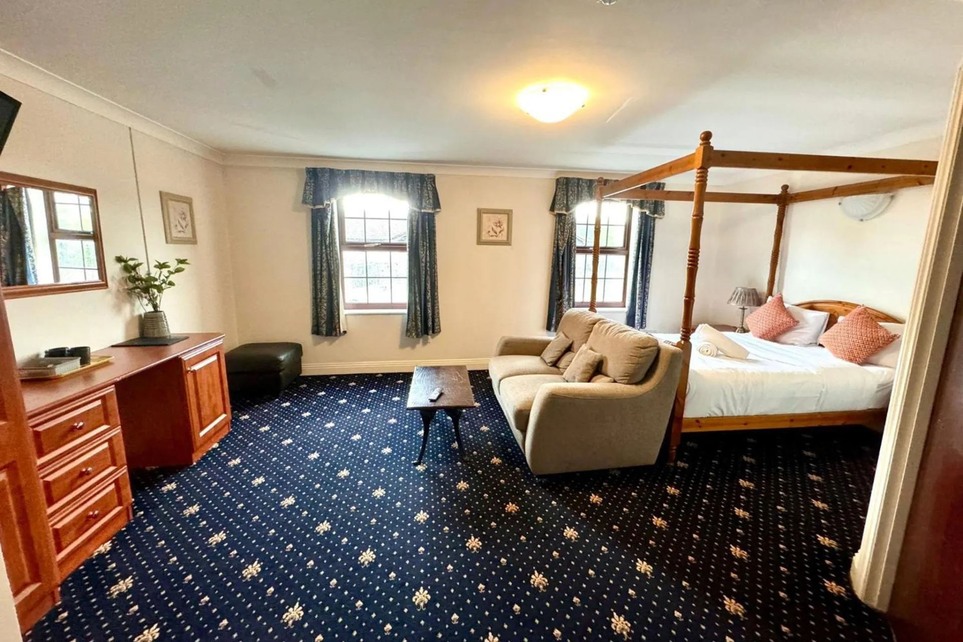 Junior Suite in The Shurland Hotel Gym Spa