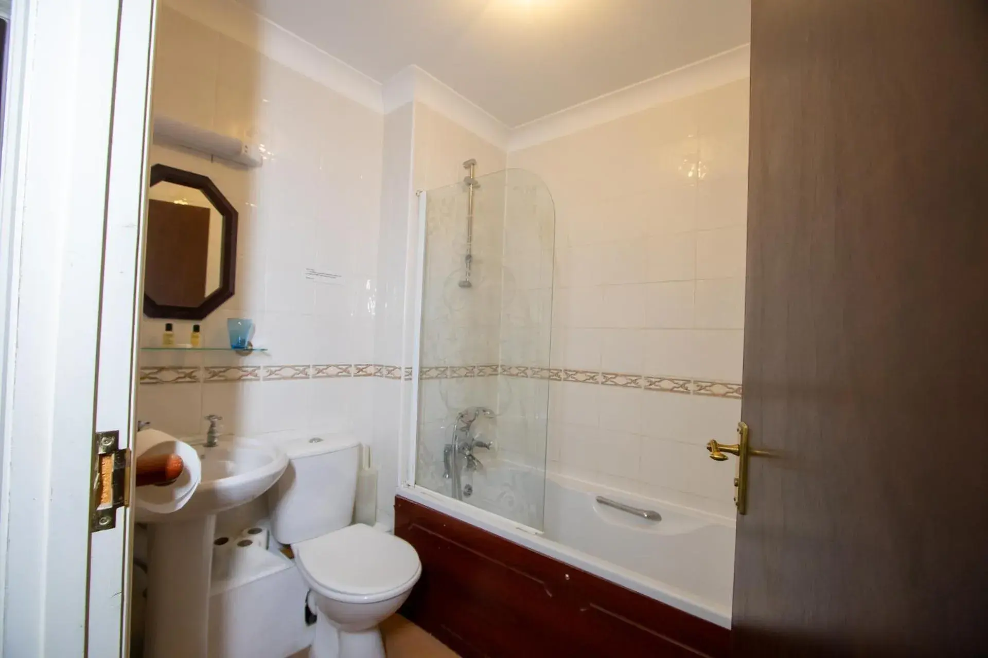 Double Room with Private Bathroom in The Shurland Hotel Double Room with Private Bathroom in The Shurland Hotel