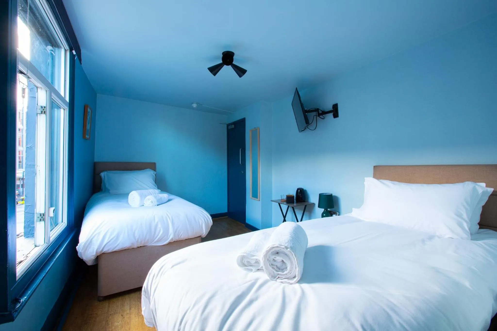 Bedroom, Bed in The Crown & Anchor