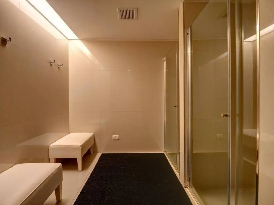 Shower in Nido at Quartier del Polo