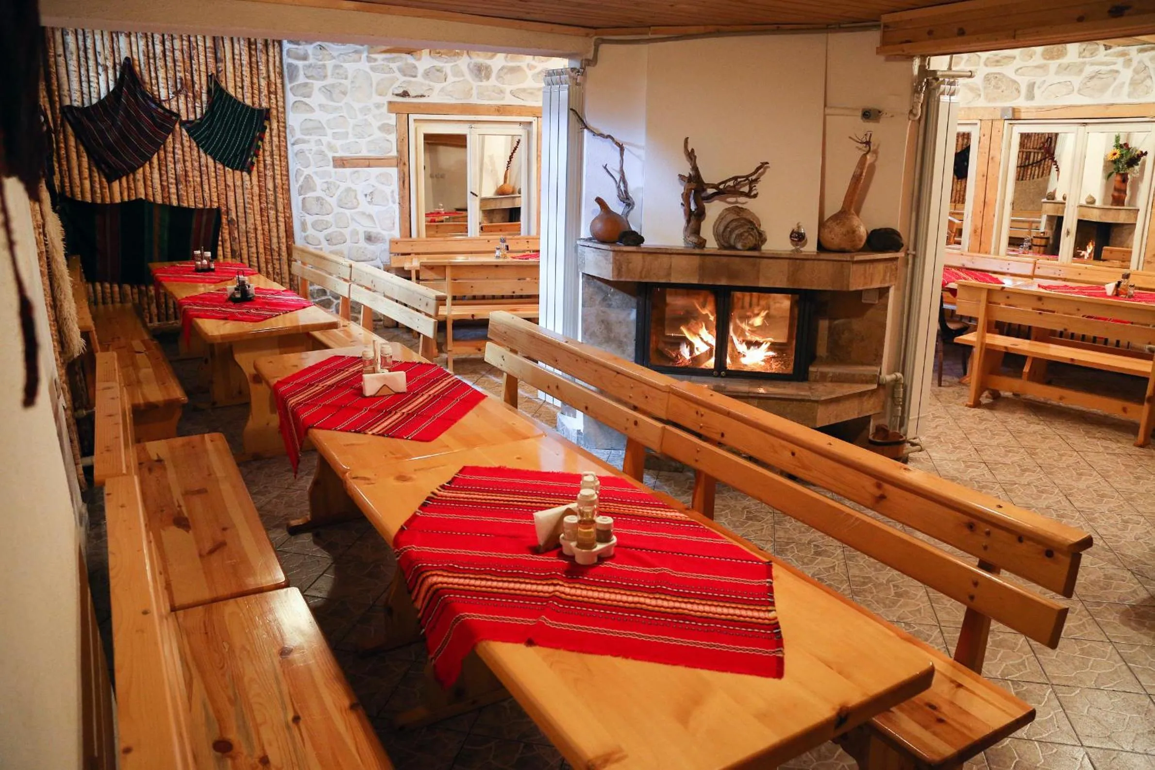 Restaurant/places to eat in Family Hotel Bisser