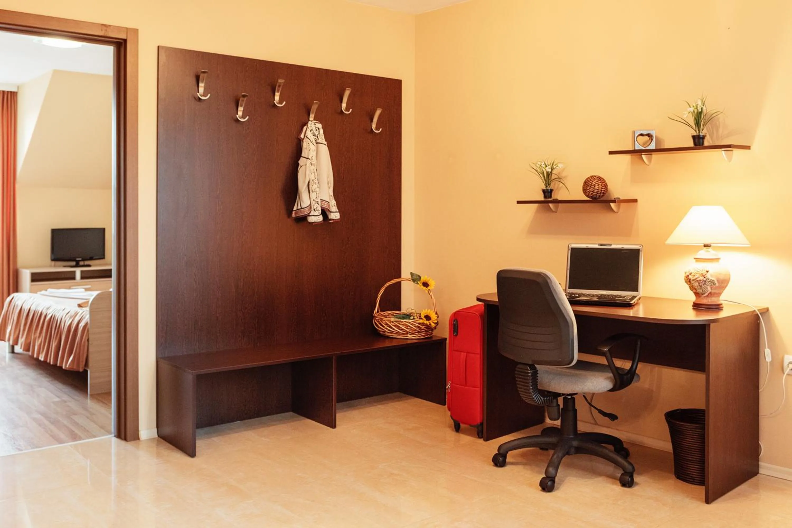 Communal lounge/ TV room, Bed in Bright House