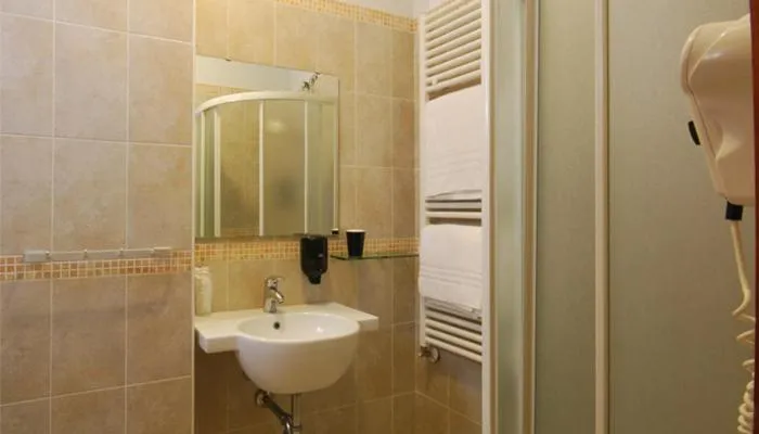 Shower, Bathroom in Hotel Kent