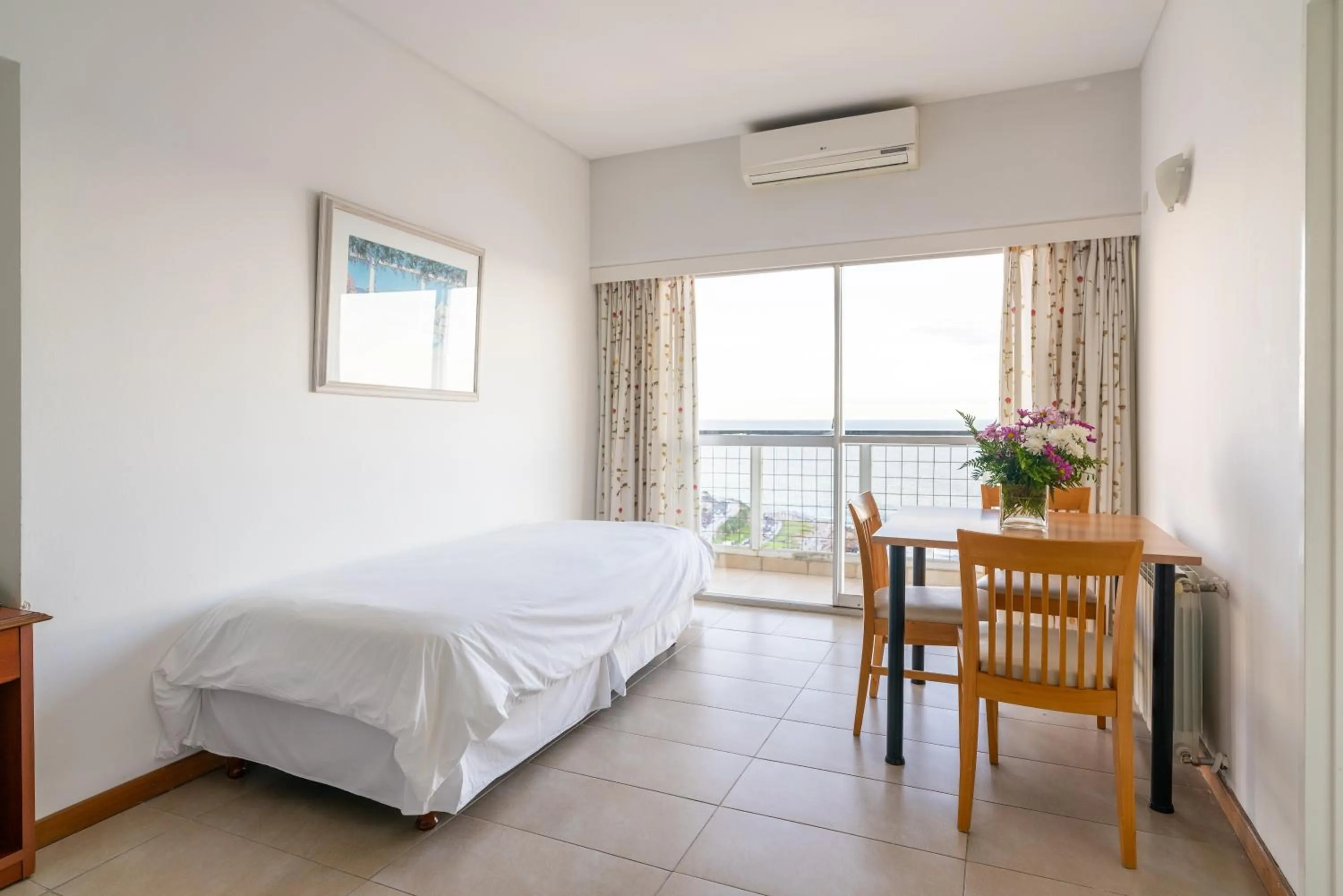 Sea view, Bed in Bristol Apart Hotel