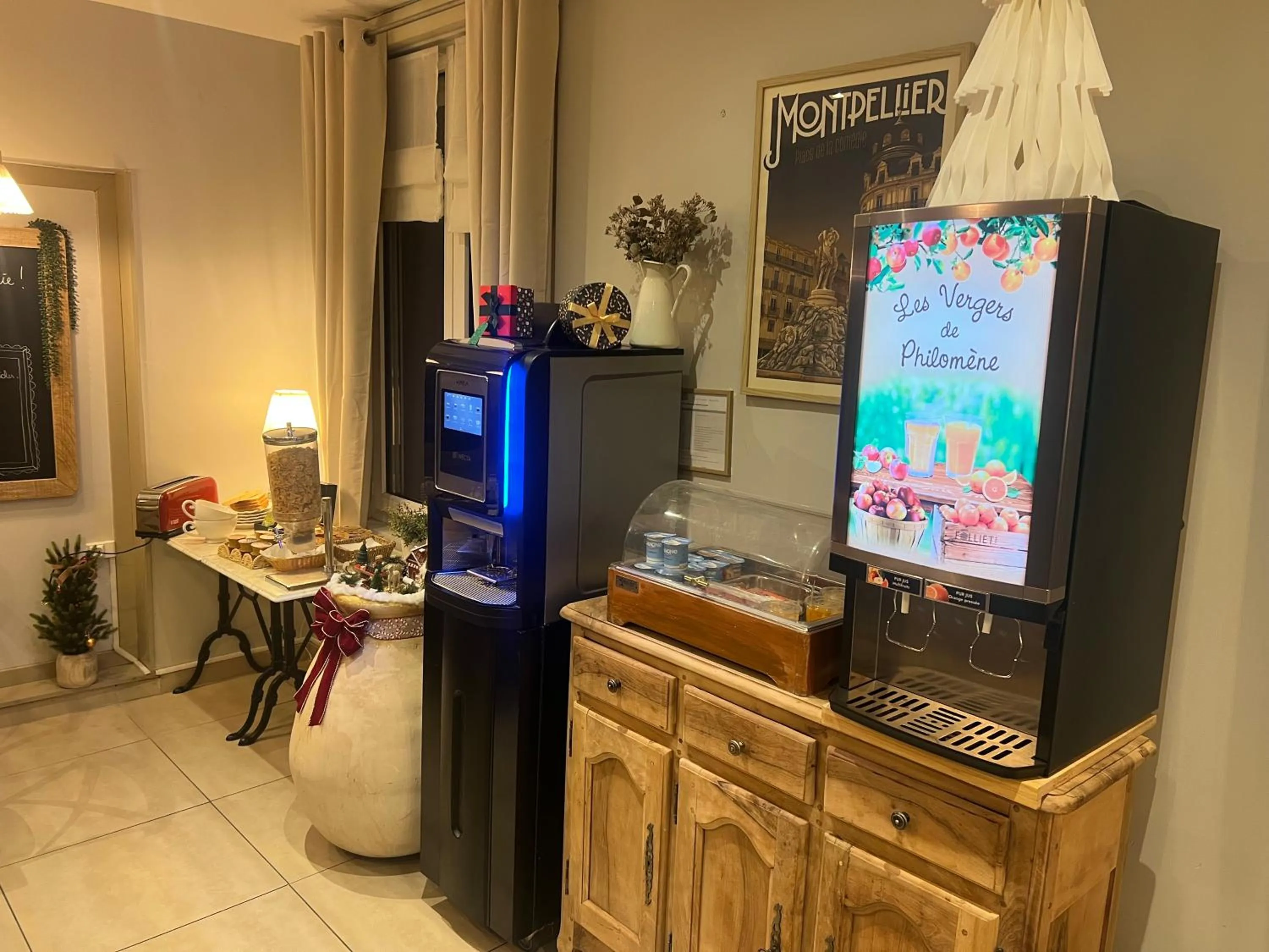 Breakfast in Hotel de La Comédie - Place De La Comédie-indépendant