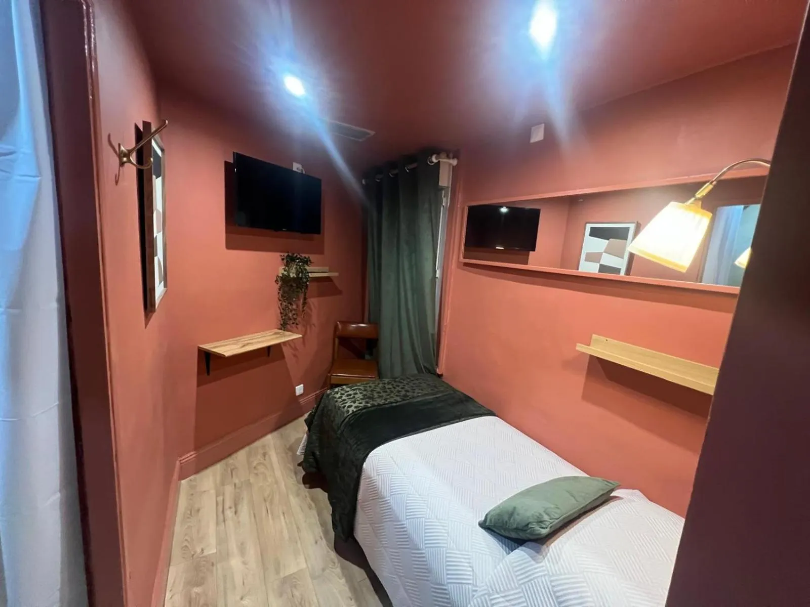 Bed in Hotel de La Comédie - Place De La Comédie-indépendant