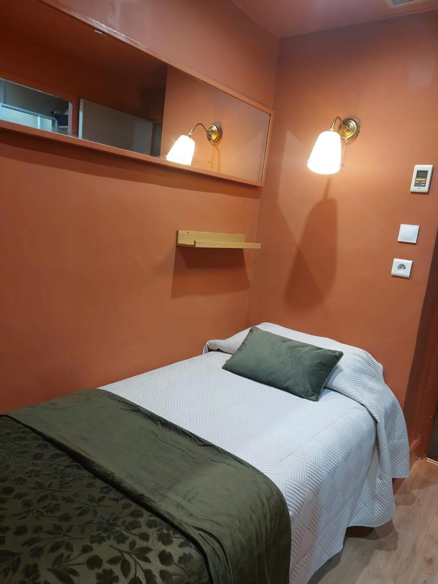 Bed in Hotel de La Comédie - Place De La Comédie-indépendant