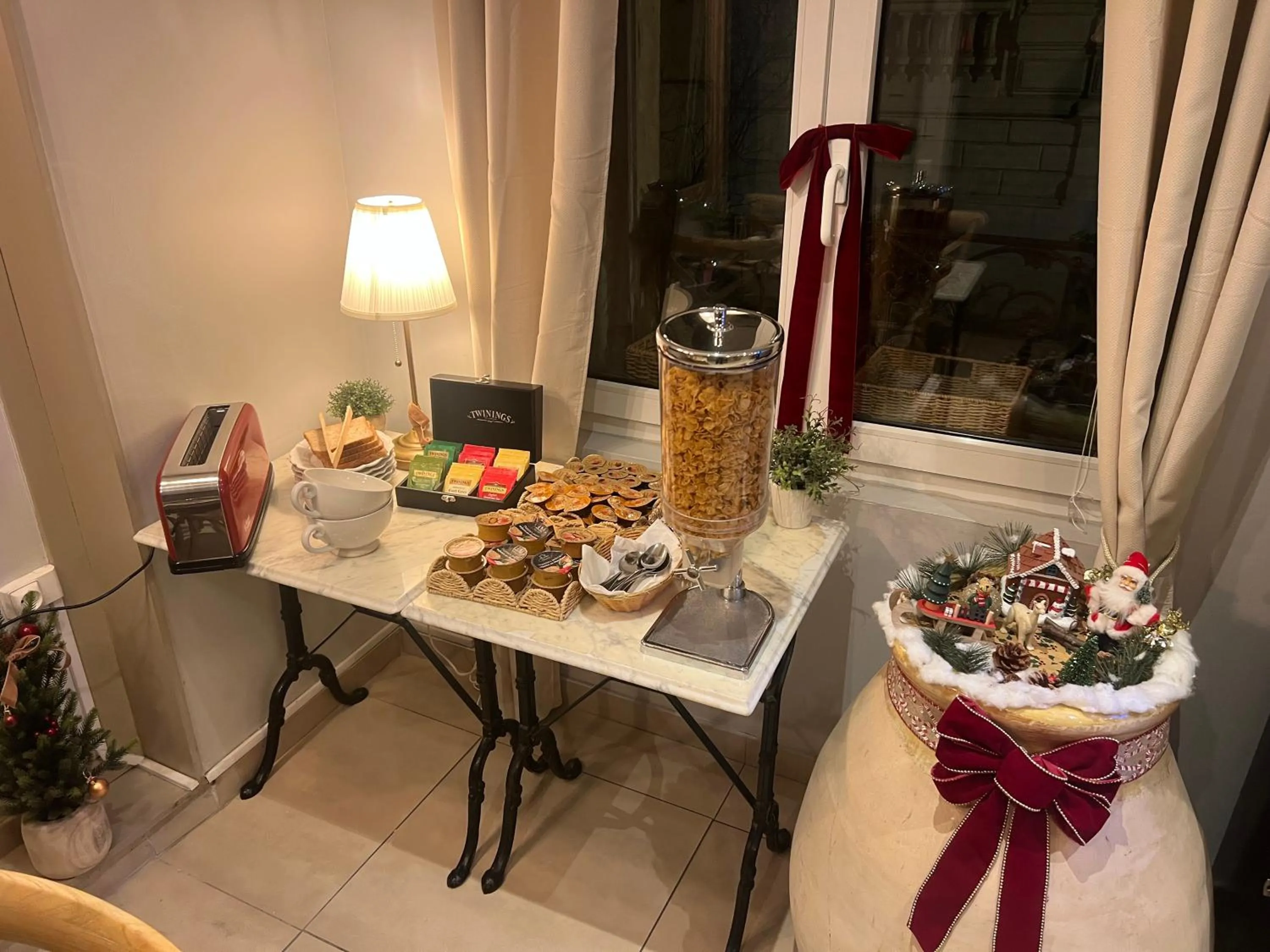 Breakfast in Hotel de La Comédie - Place De La Comédie-indépendant