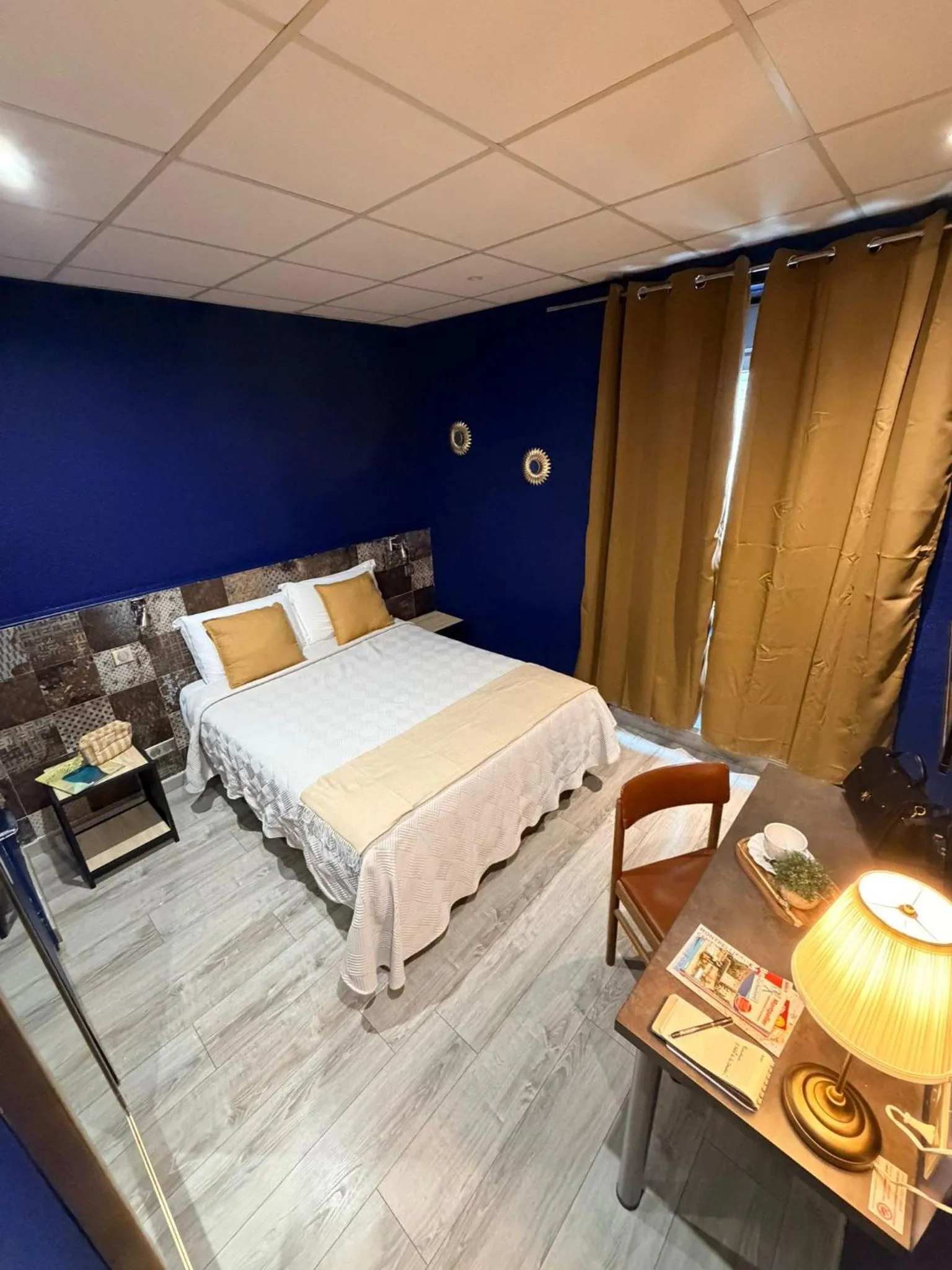 Bed in Hotel de La Comédie - Place De La Comédie