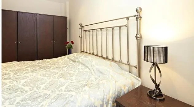 Photo of the whole room, Bed in Cumberland Apartments