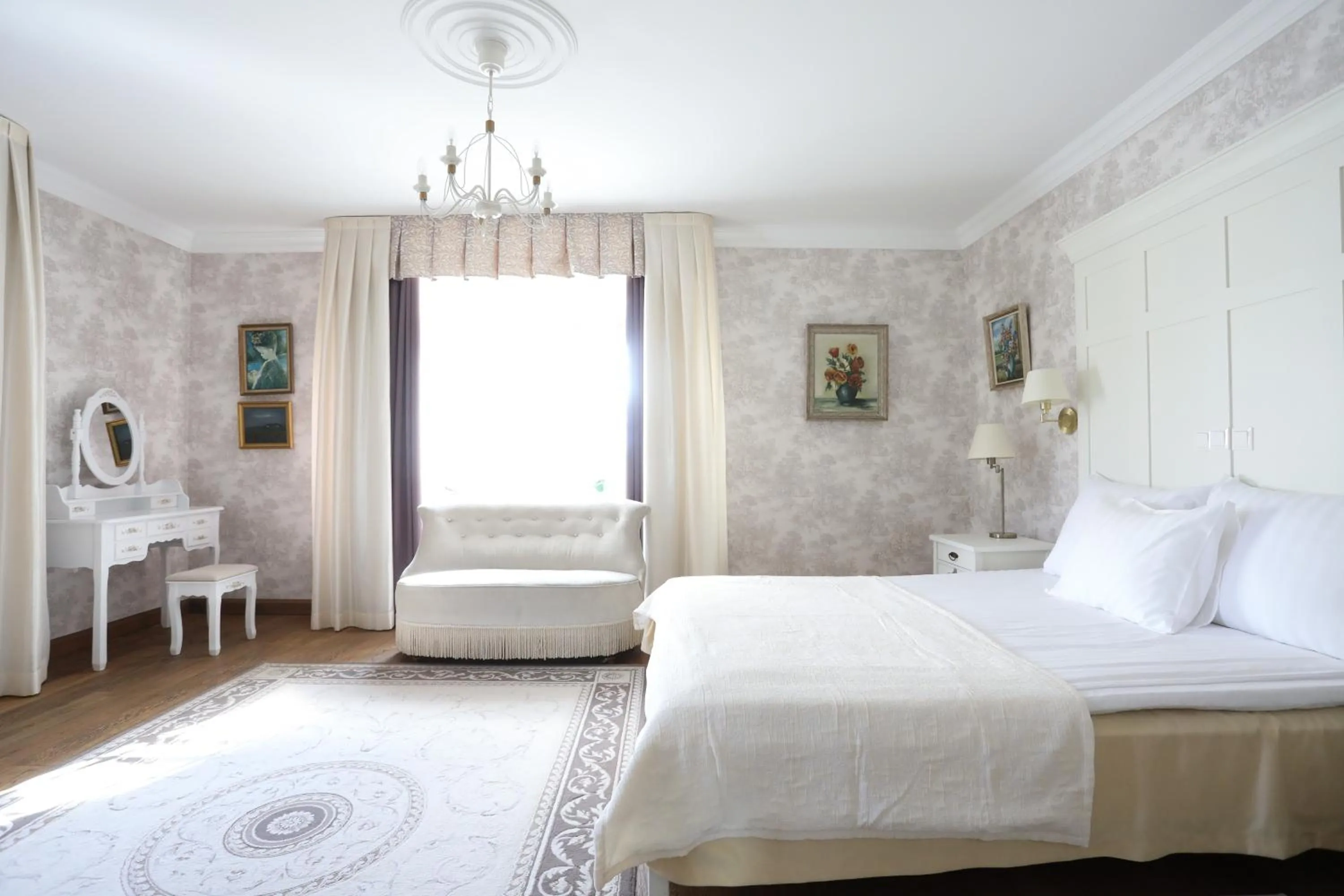 Bedroom, Bed in Saka Manor