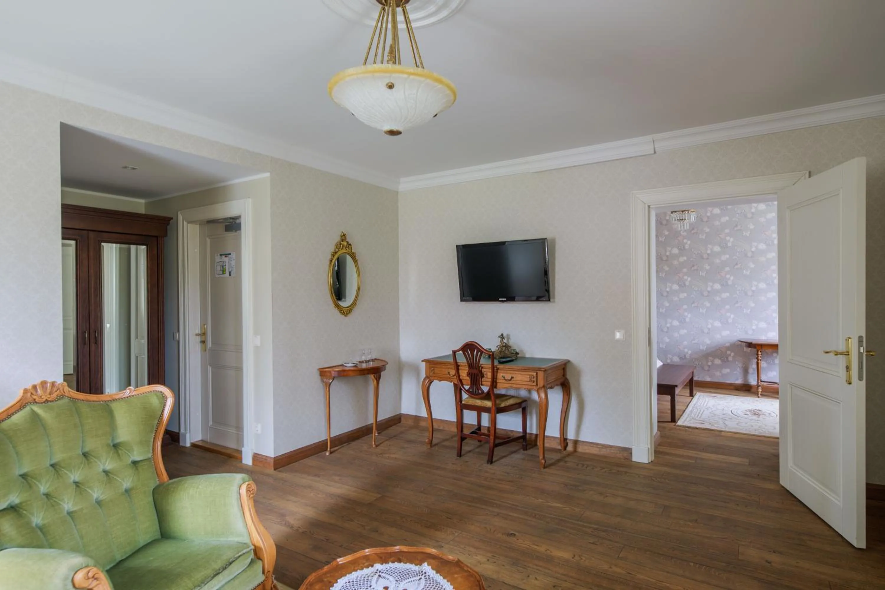 Photo of the whole room in Saka Manor