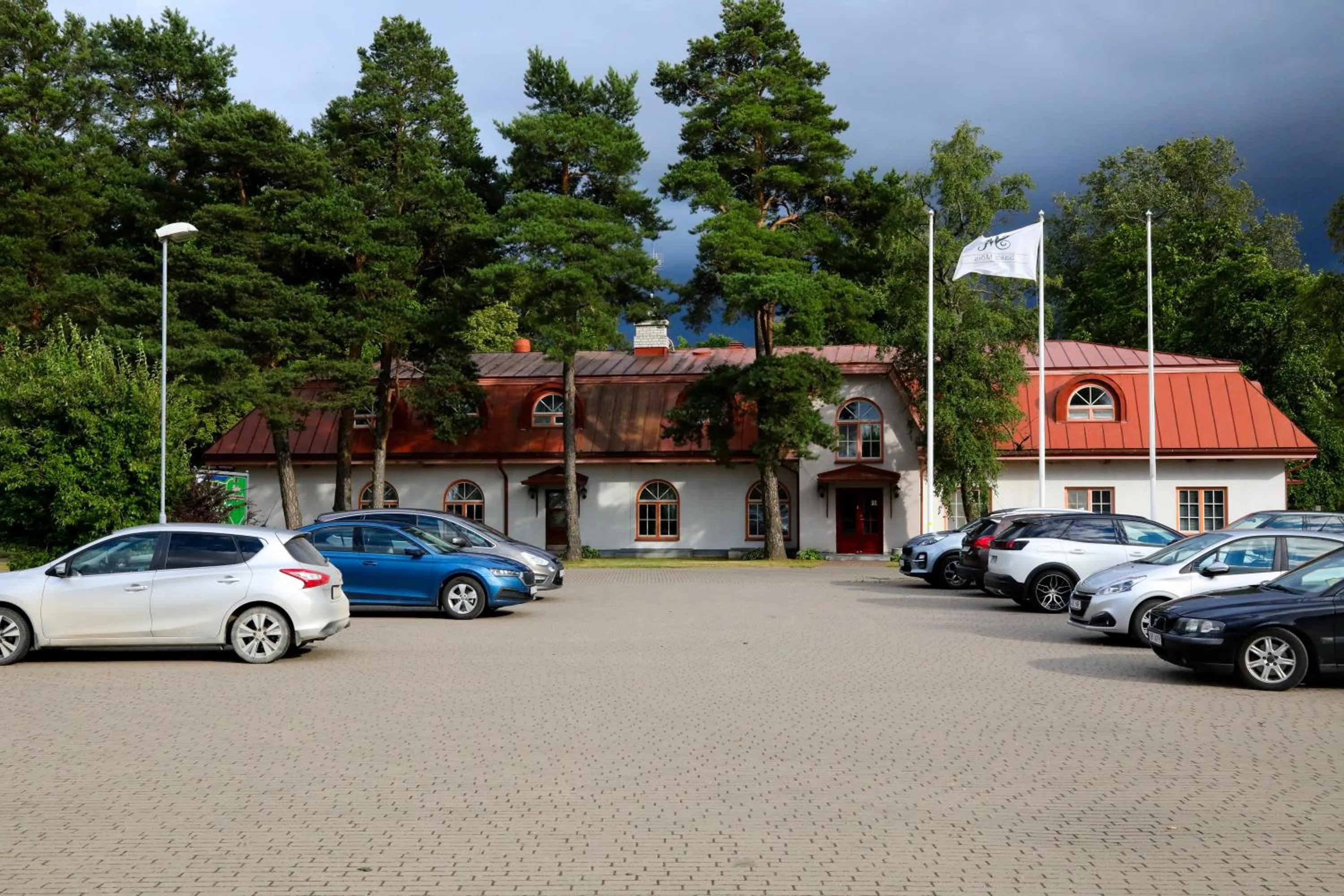 Parking in Saka Manor