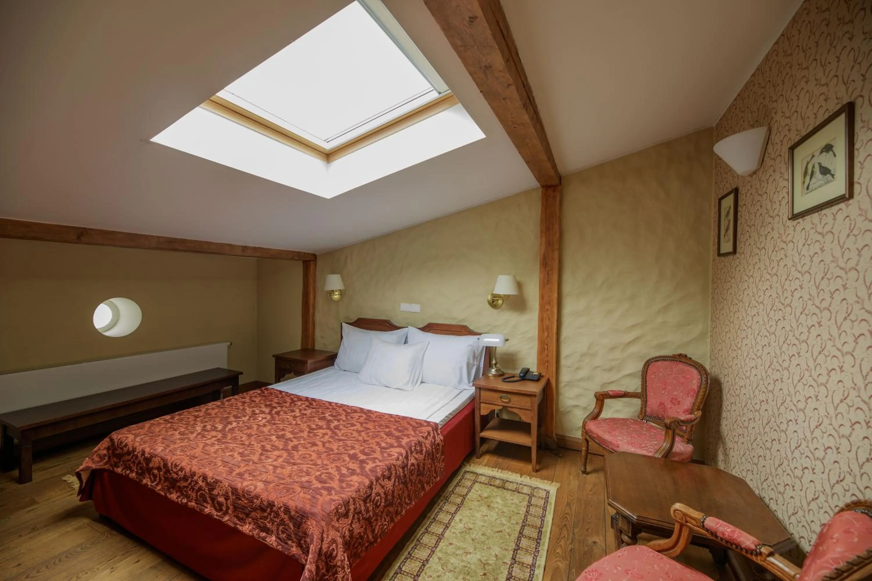 Photo of the whole room, Bed in Saka Manor