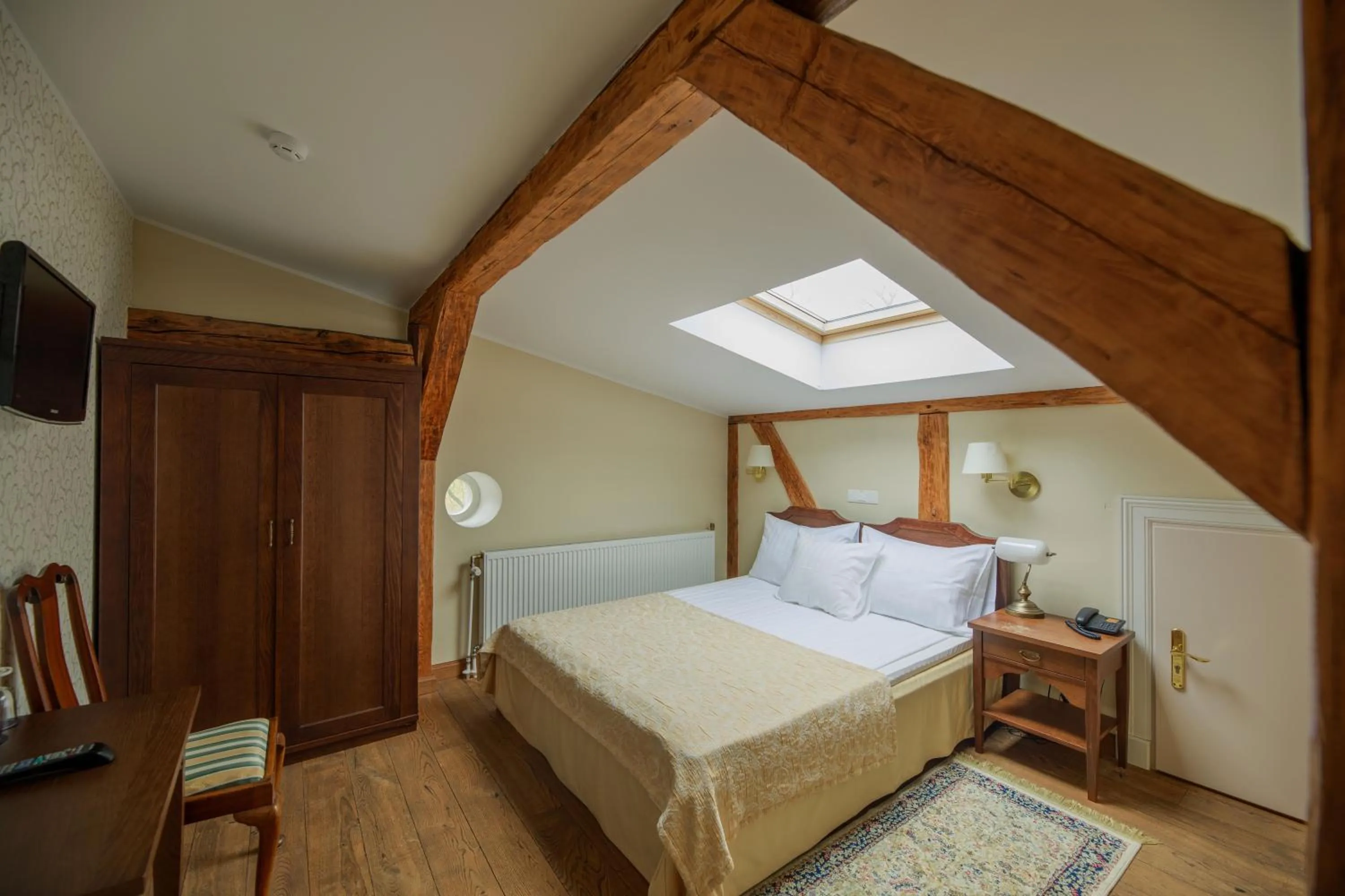 Photo of the whole room, Bed in Saka Manor