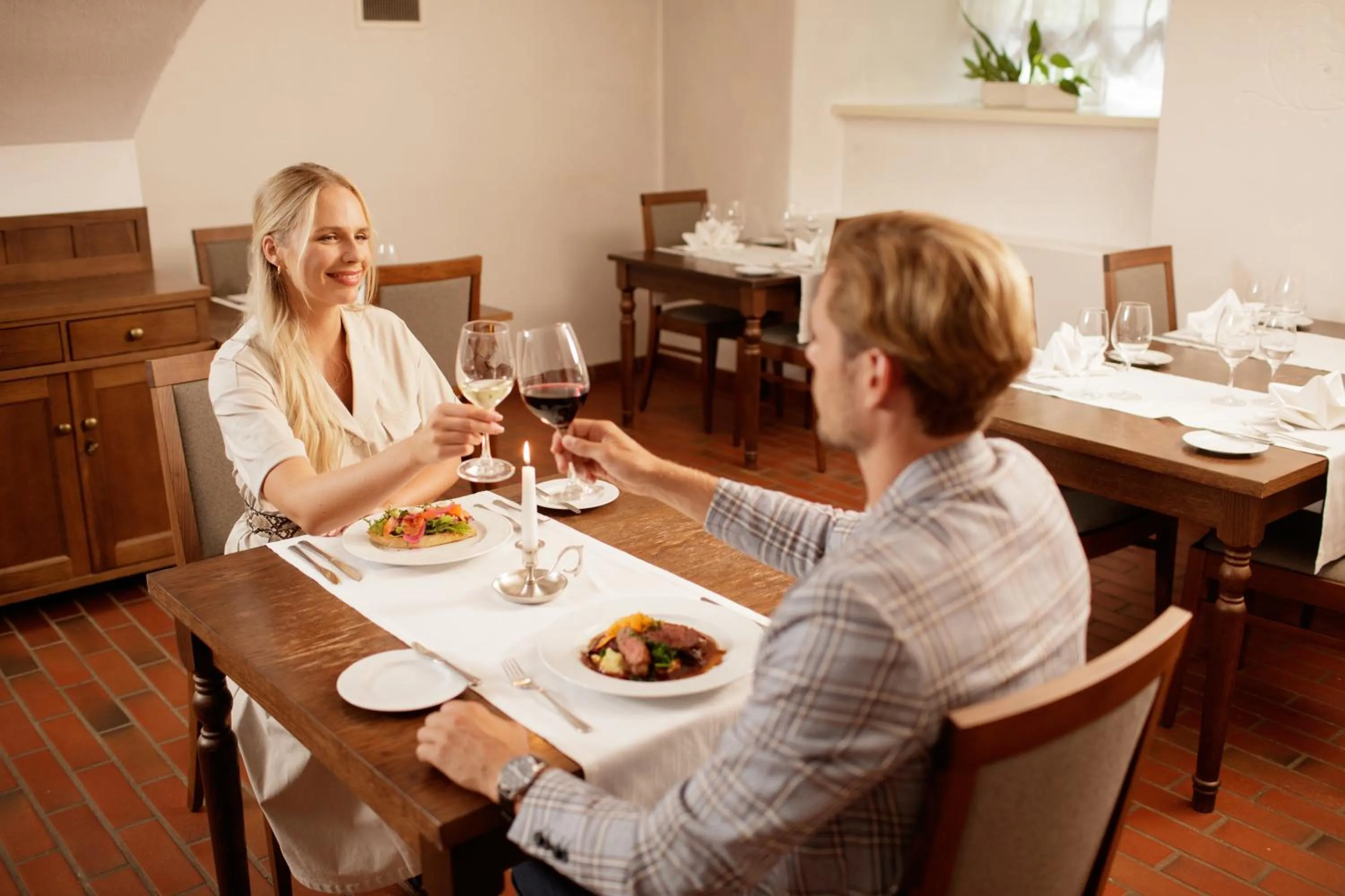 Restaurant/places to eat in Saka Manor