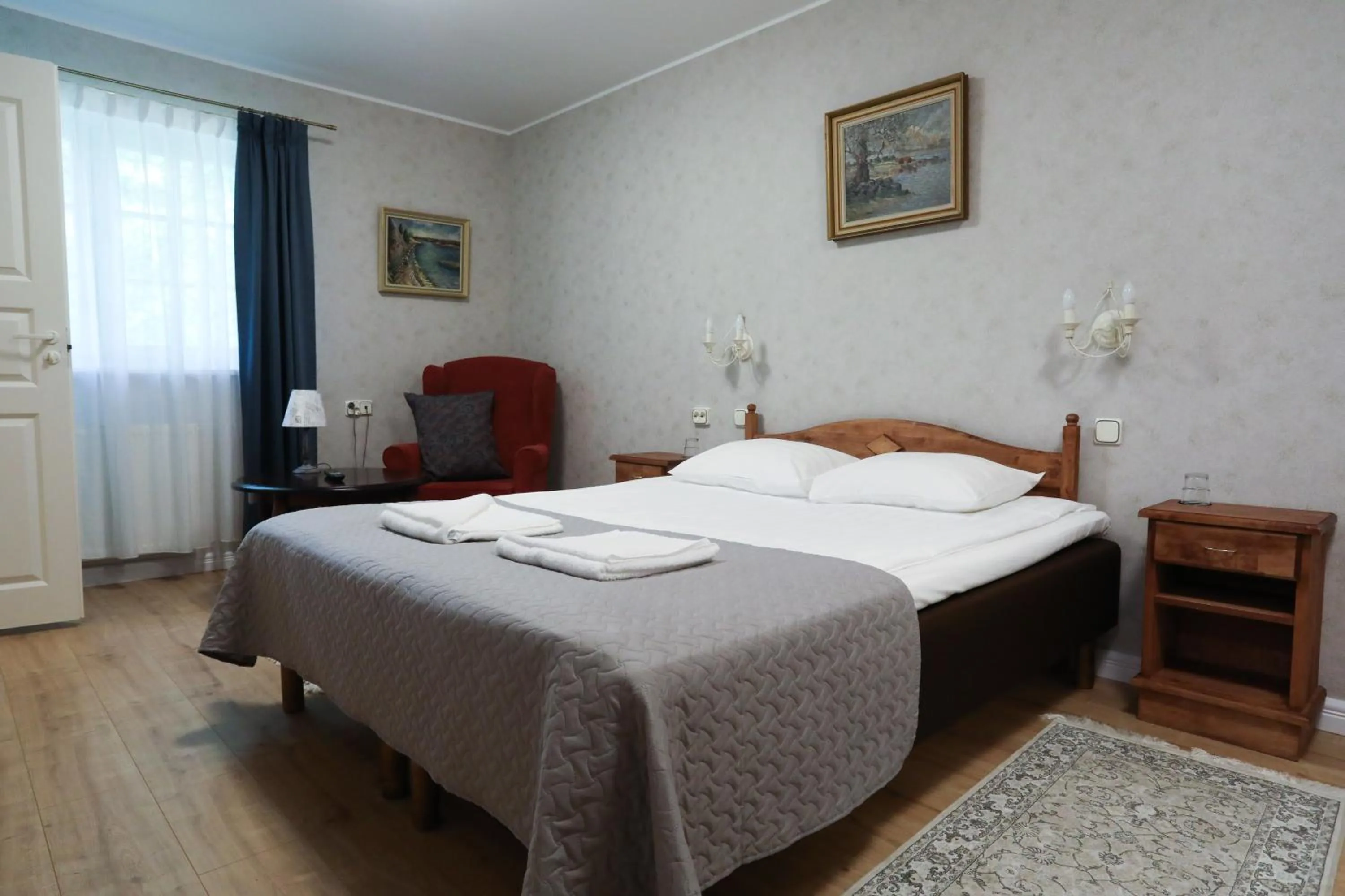 Photo of the whole room, Bed in Saka Manor