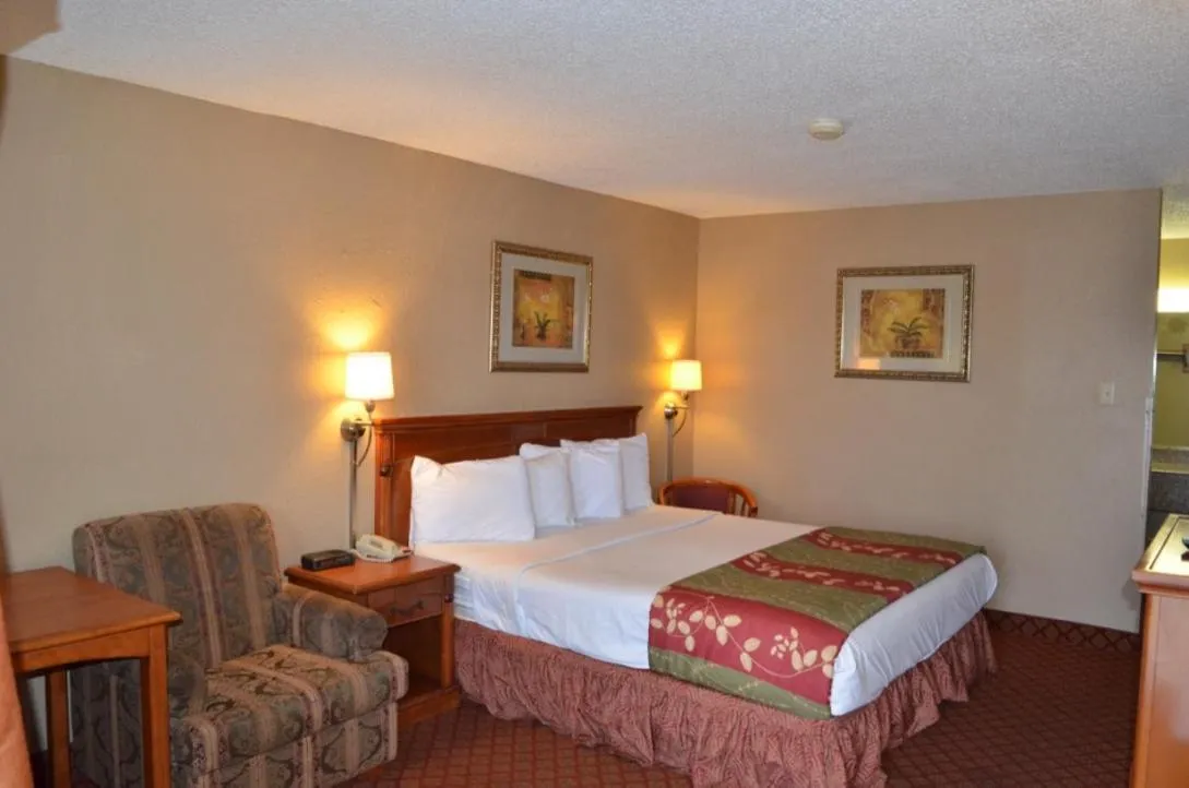 Bedroom, Bed in Americas Best Value Inn Crosstimbers