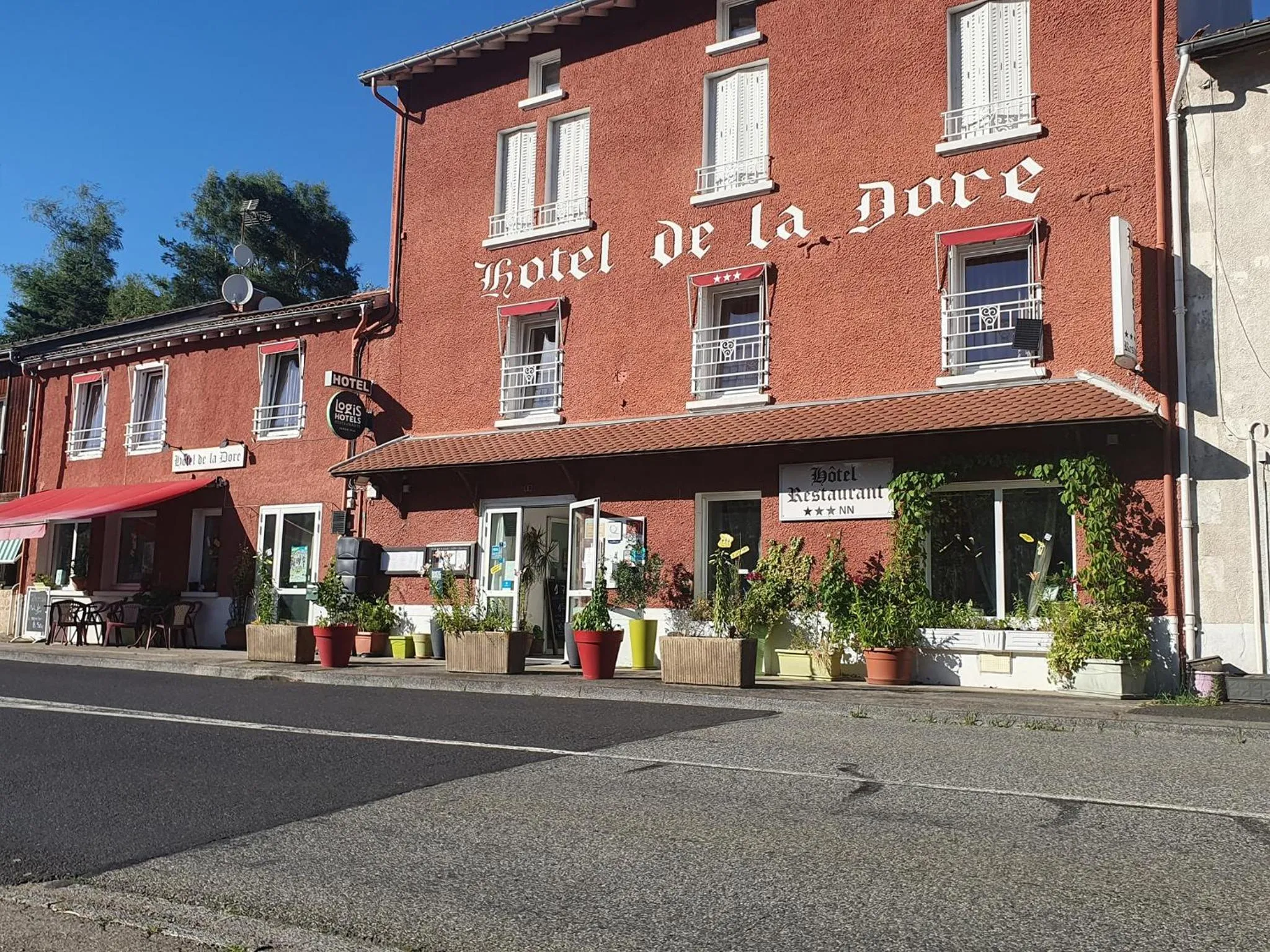 Property building in Logis Hôtel Restaurant de la Dore