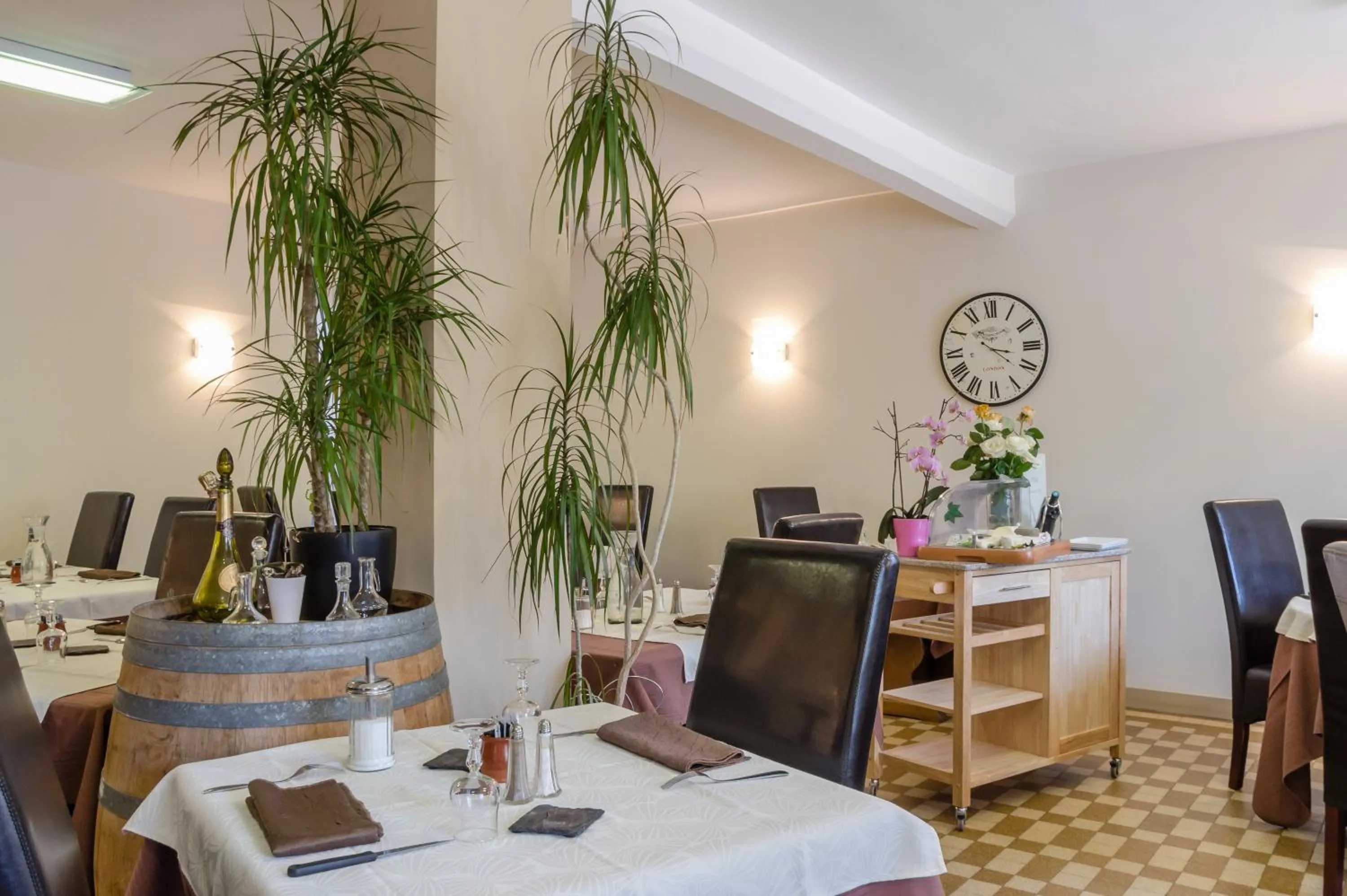 Restaurant/places to eat in Logis Hôtel Restaurant de la Dore