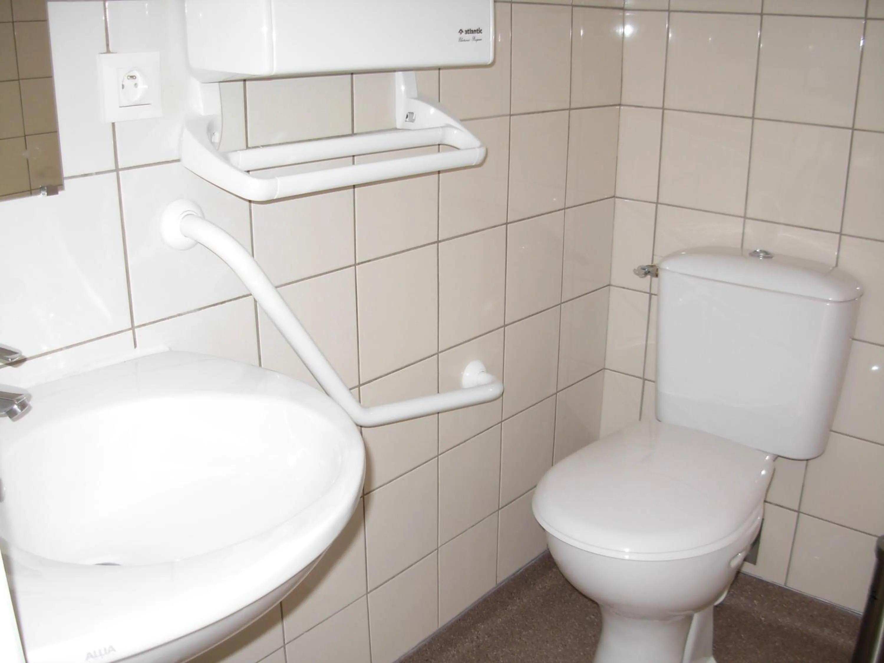 Toilet in Logis Hôtel Restaurant de la Dore