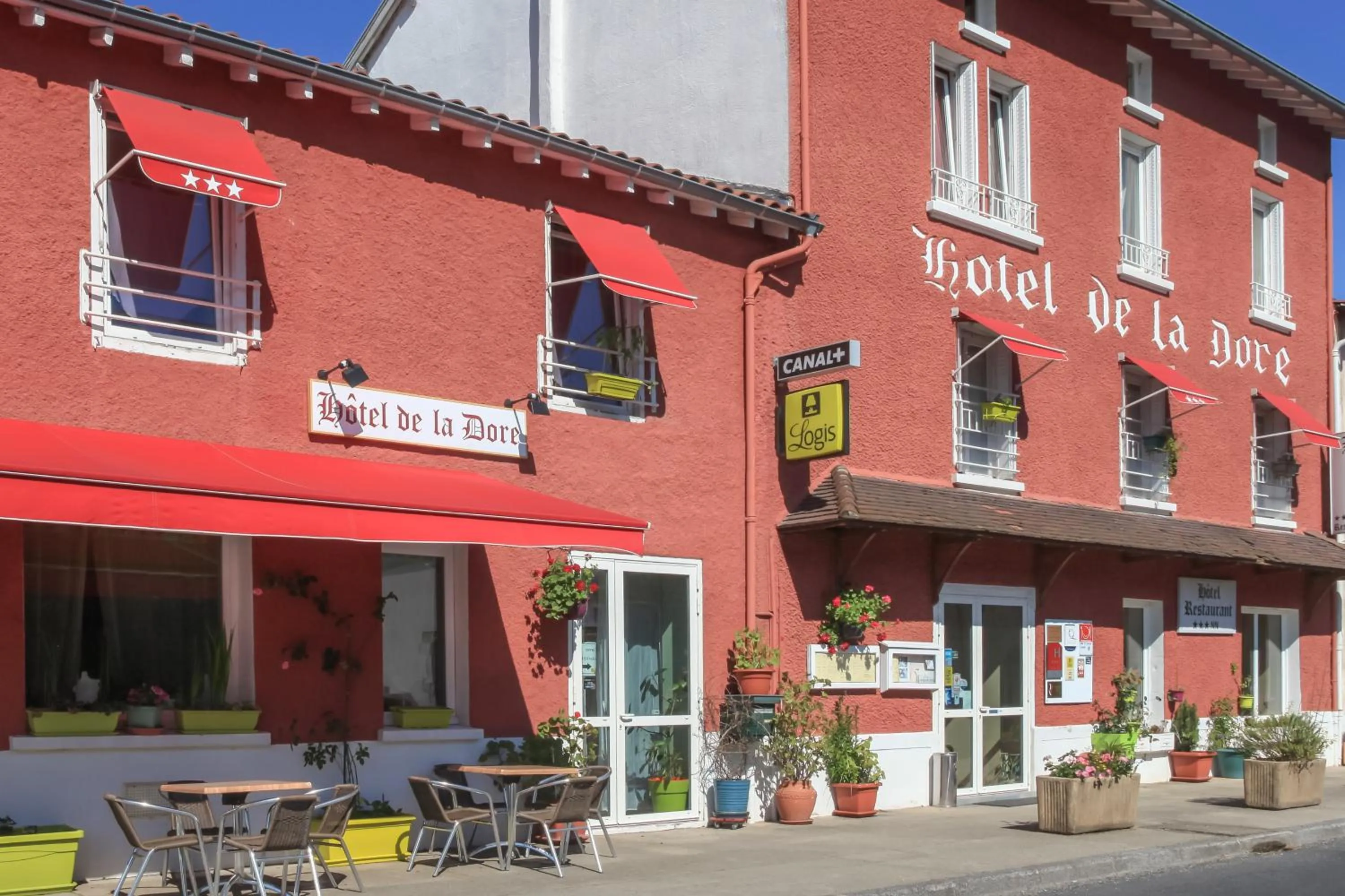 Facade/entrance in Logis Hôtel Restaurant de la Dore