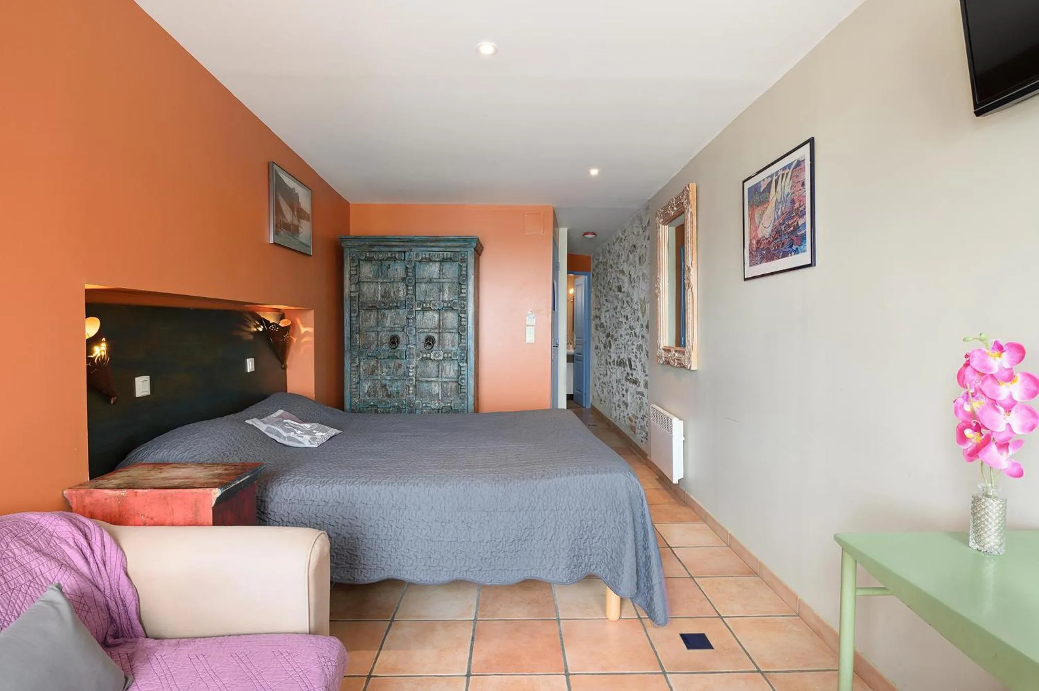 City view, Bed in Logis Hôtel le Triton