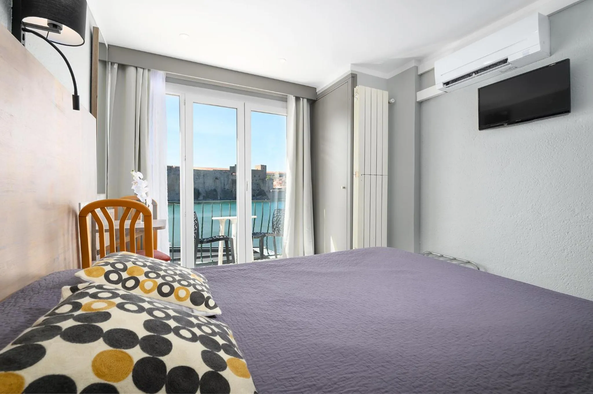 City view, Bed in Logis Hôtel le Triton