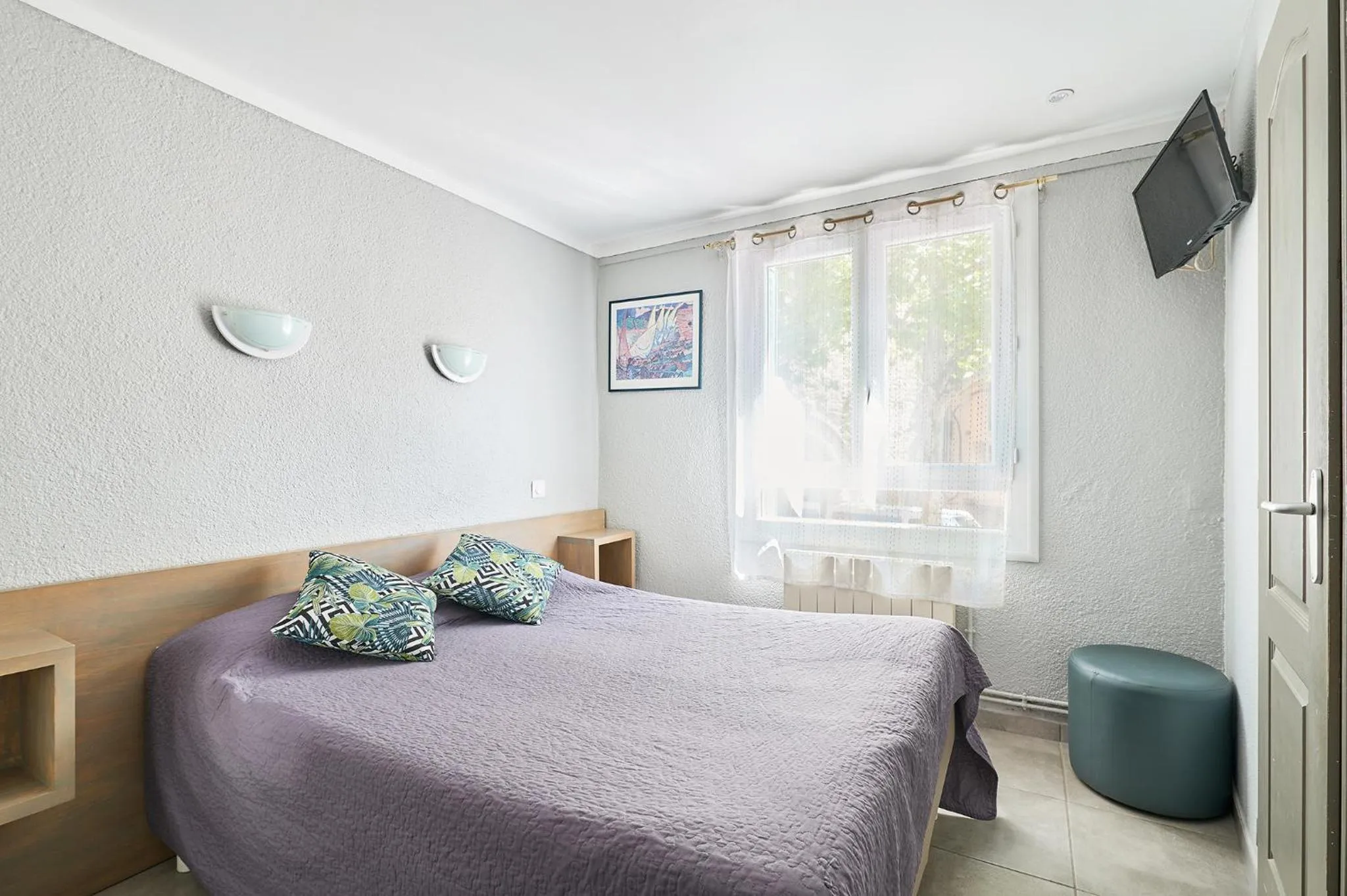 Bed in Logis Hôtel le Triton