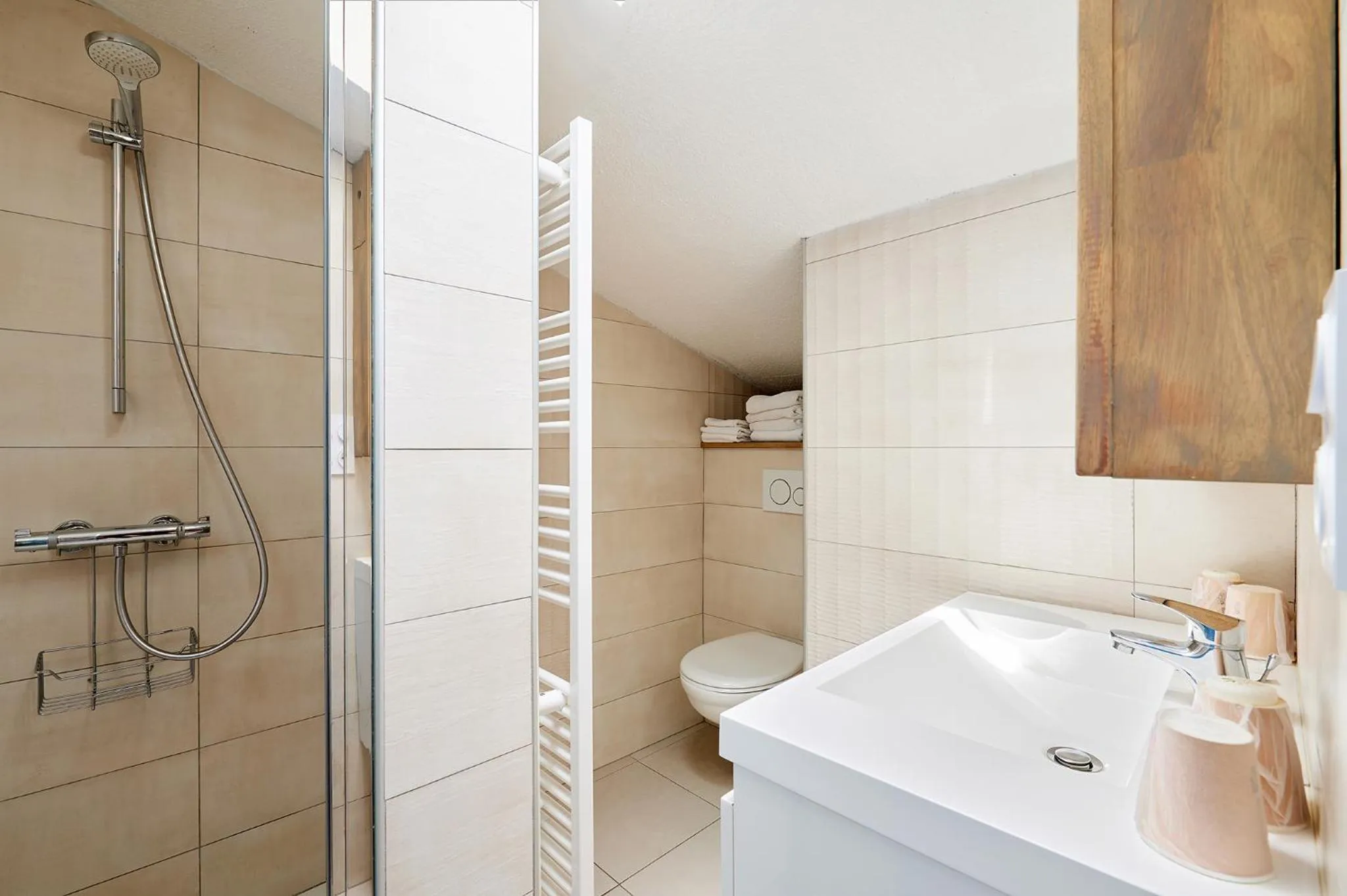 Bathroom in Logis Hôtel le Triton