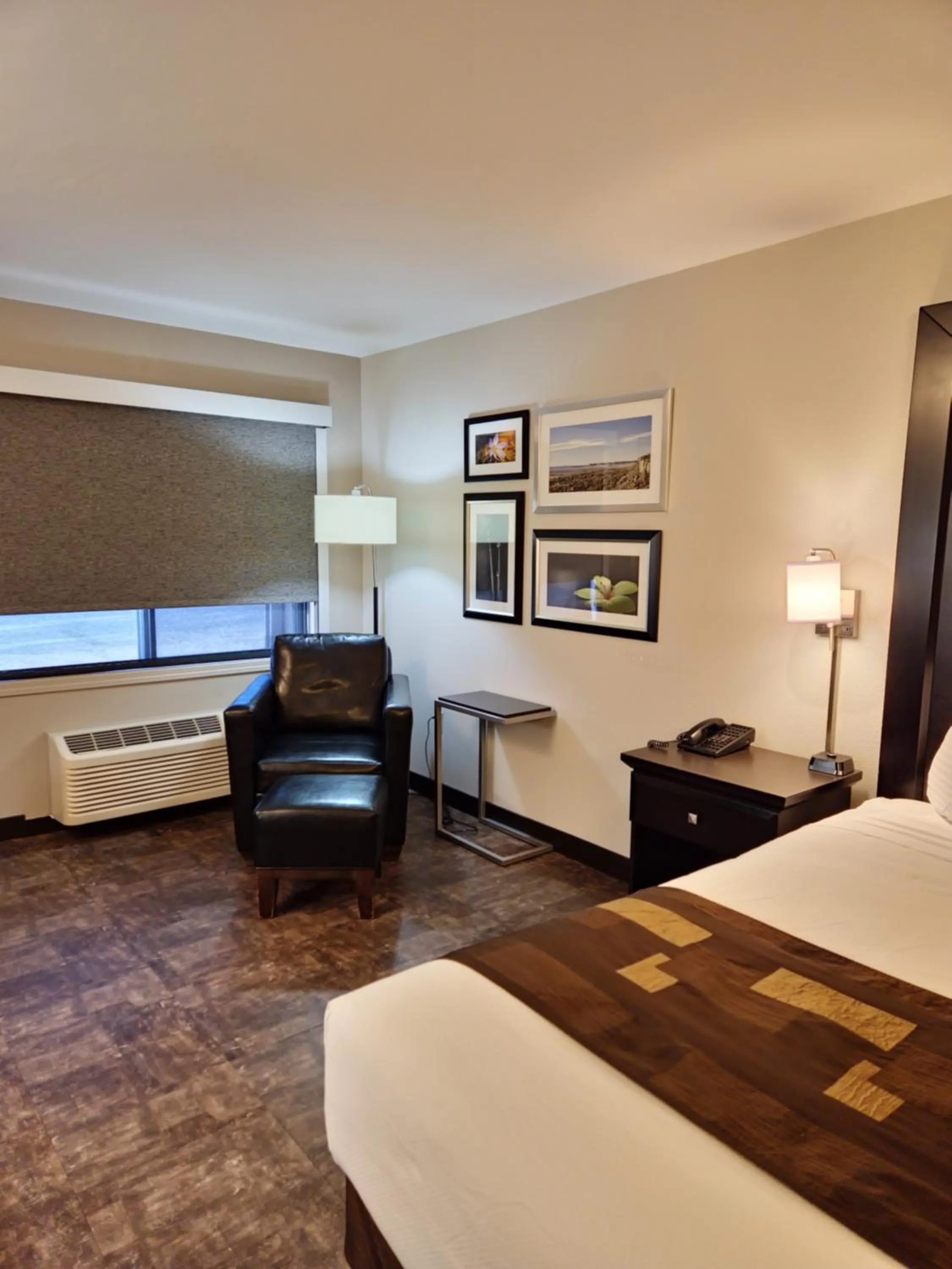 Seating area, Bed in Kelly Inn Billings