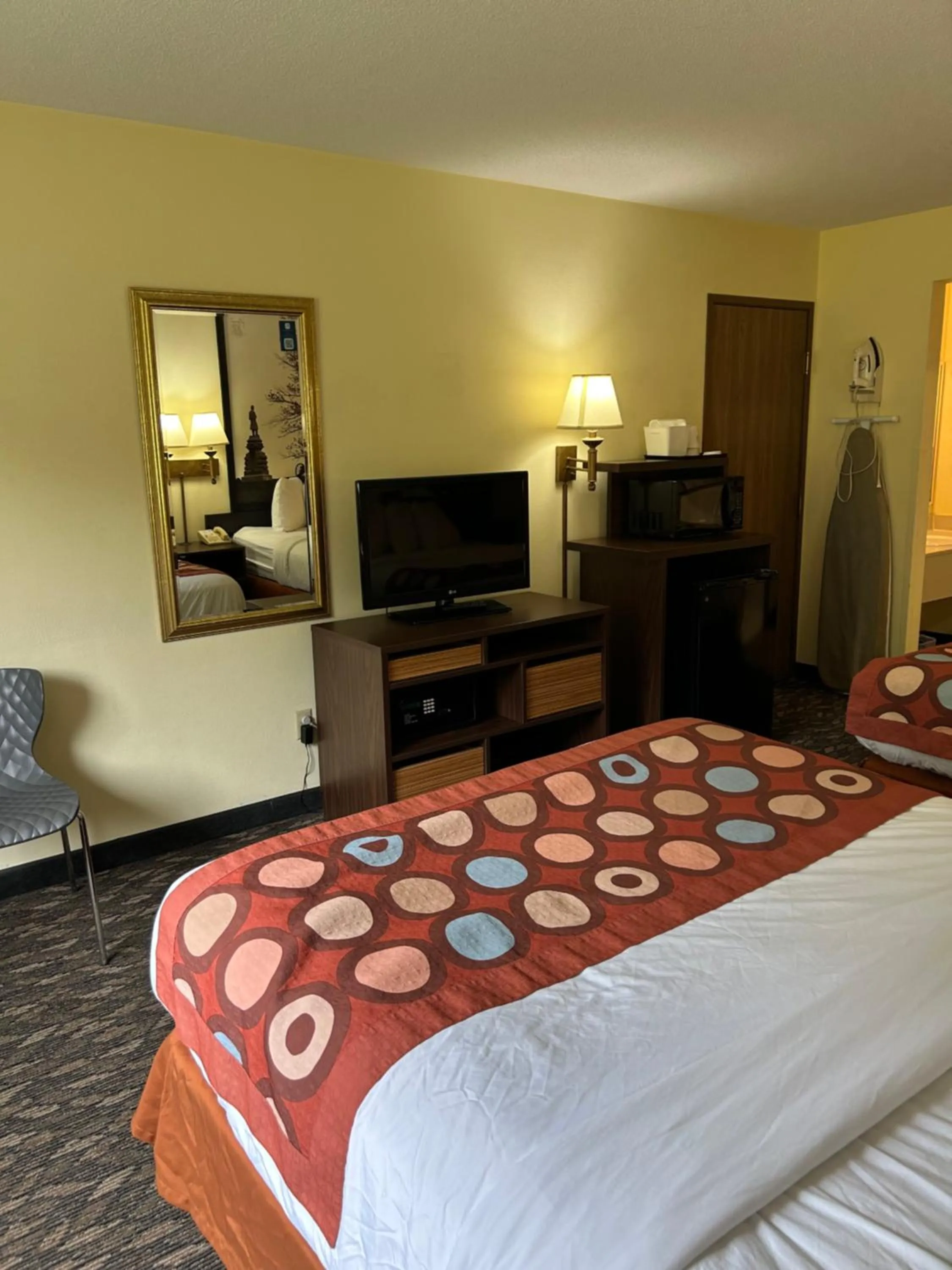 Bedroom, Bed in Super 8 by Wyndham Gettysburg