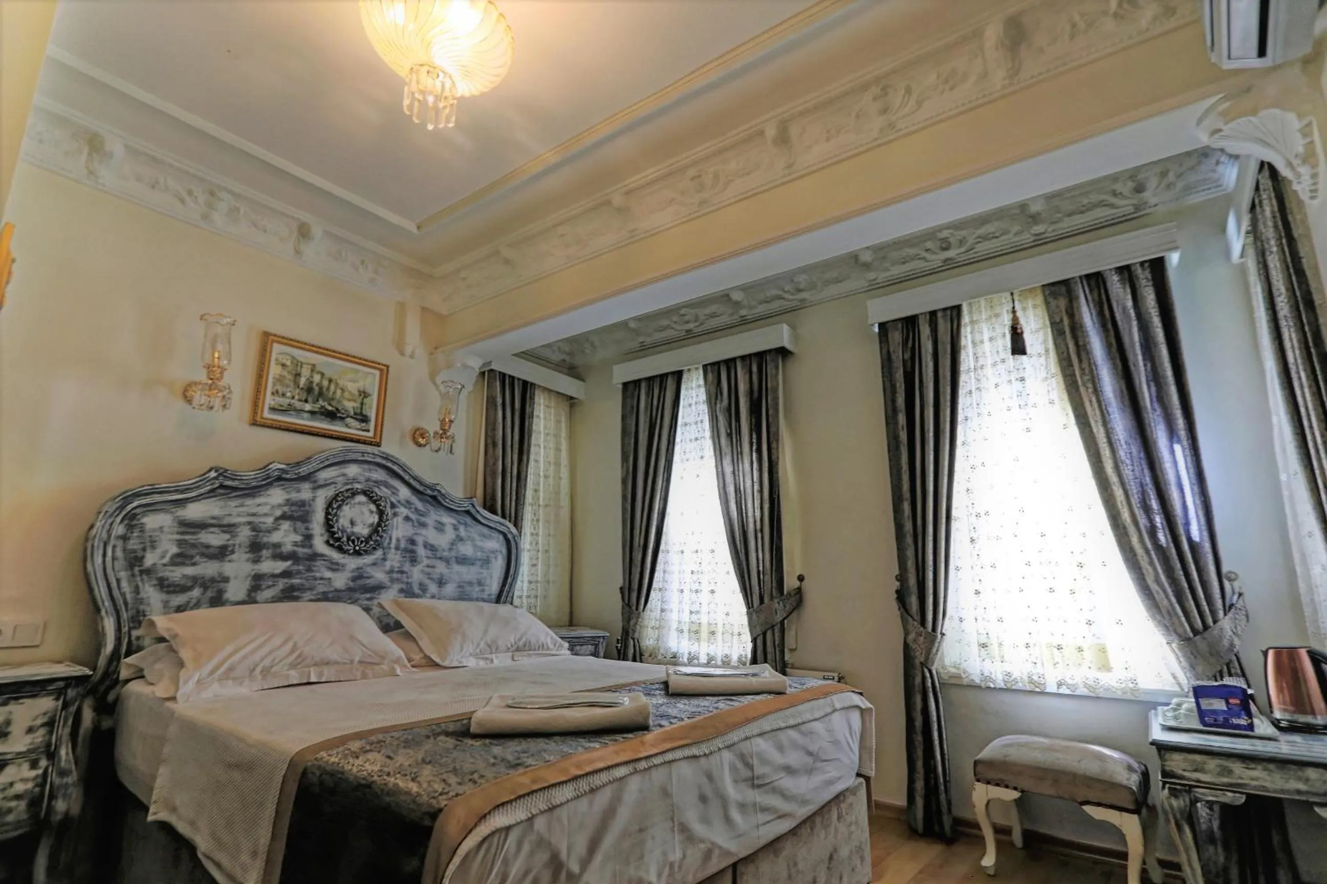 Photo of the whole room, Bed in Romantic Mansion