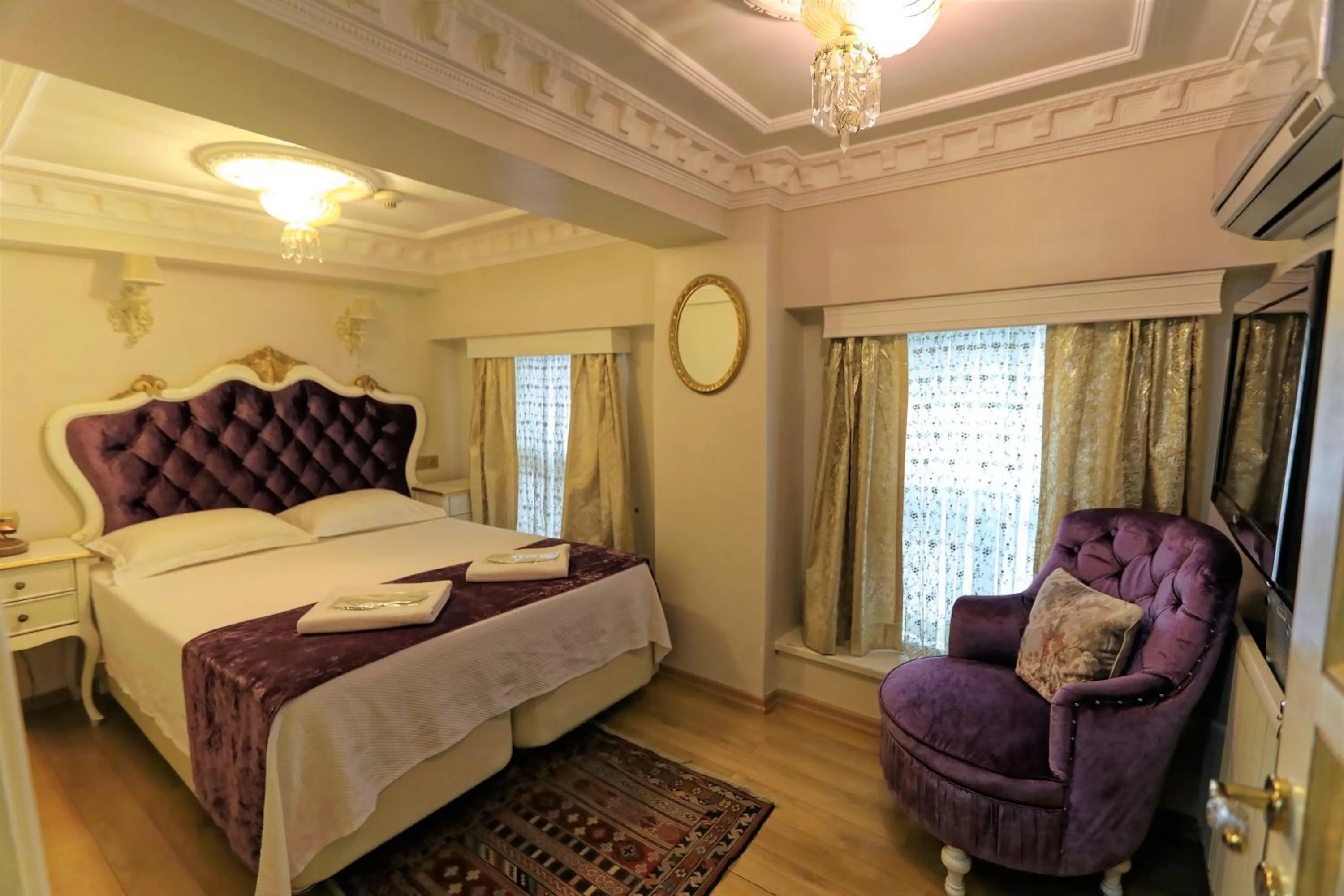 Photo of the whole room, Bed in Romantic Mansion