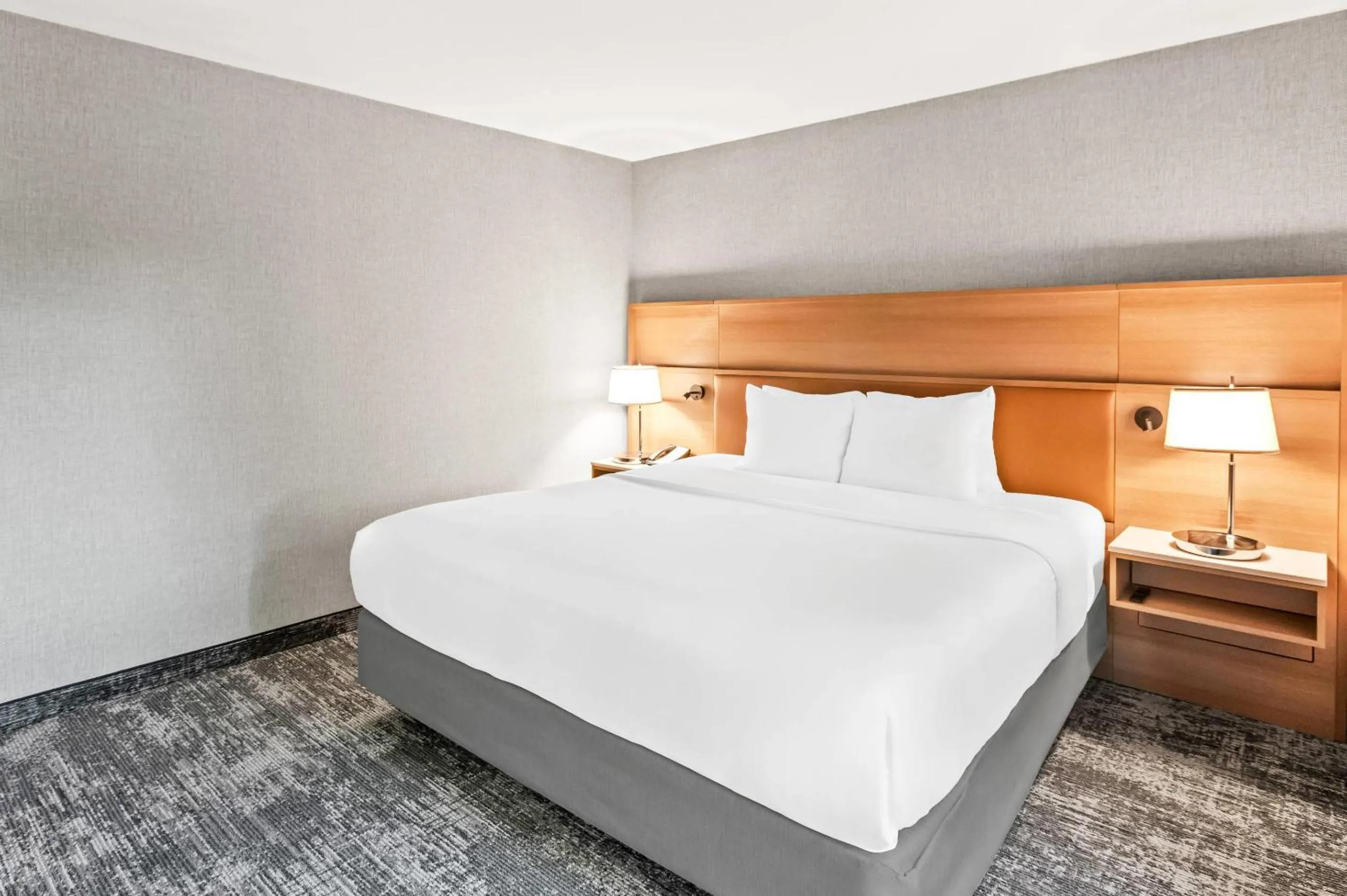 Bedroom, Bed in Radisson Hotel Portland Airport