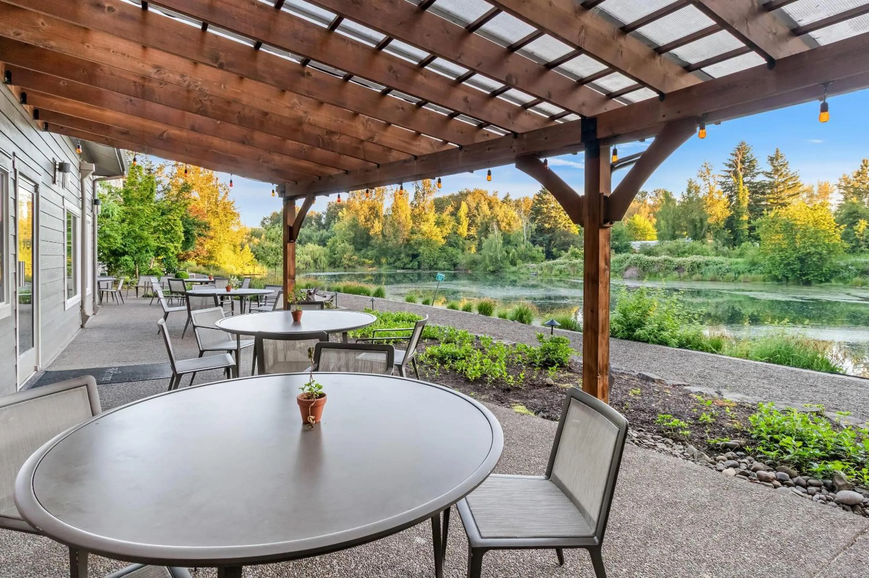 Swimming pool in Radisson Hotel Portland Airport